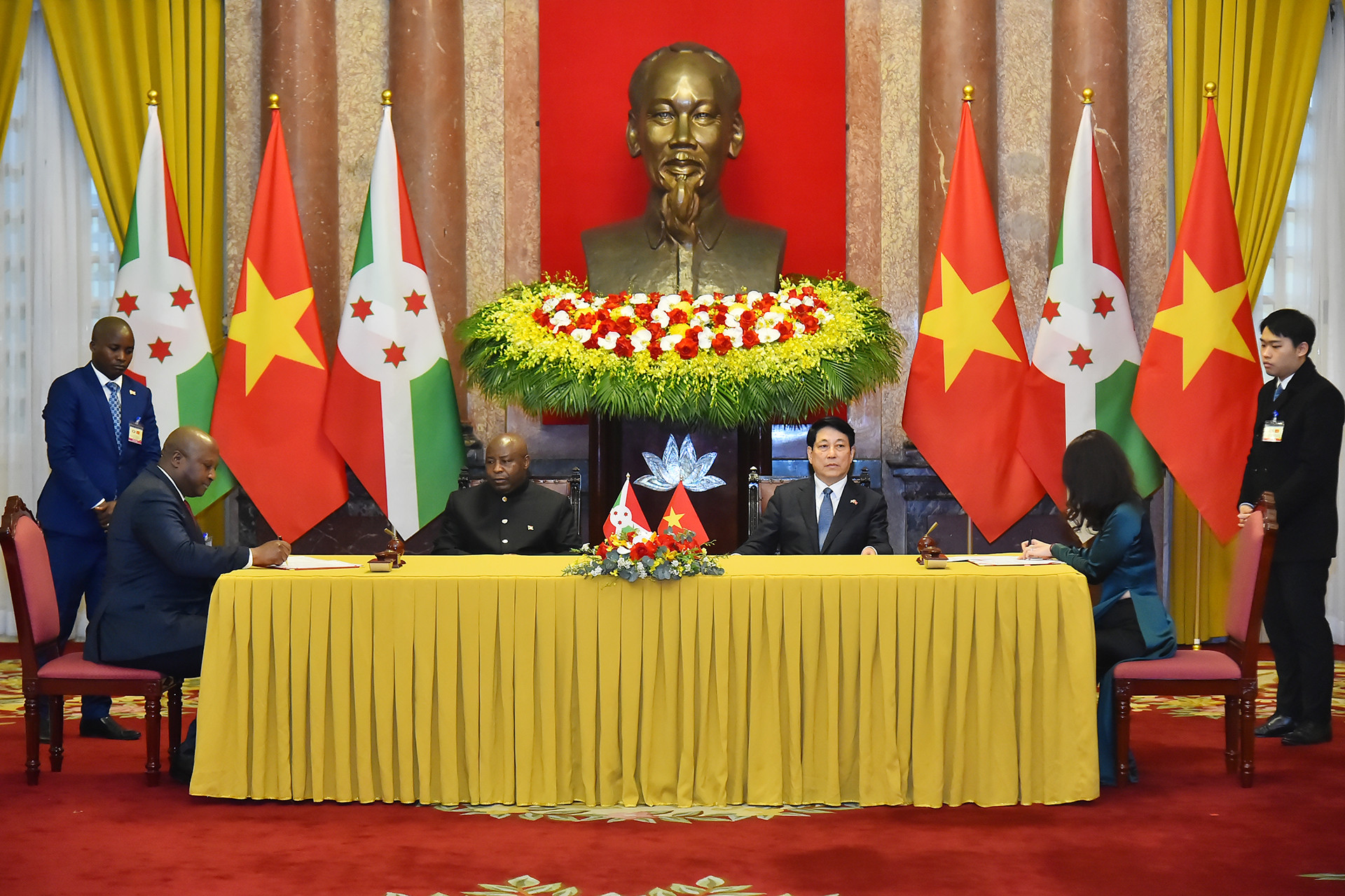 Chủ tịch nước Lương Cường và Tổng thống Burundi Évariste Ndayishimiye chứng kiến lễ ký Thỏa thuận khung về hợp tác giữa Chính phủ nước Cộng hòa xã hội chủ nghĩa Việt Nam và Chính phủ nước Cộng hòa Burundi.