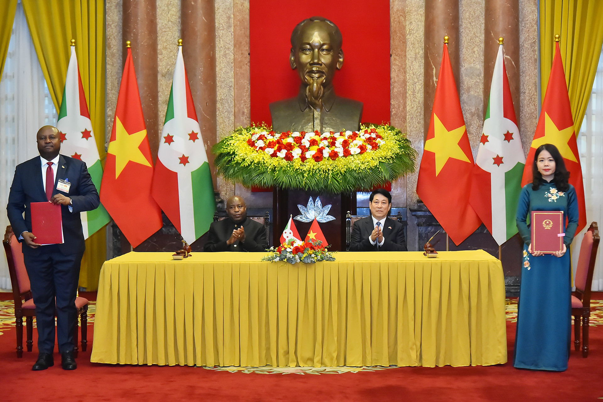 Chủ tịch nước Lương Cường và Tổng thống Burundi Évariste Ndayishimiye chứng kiến lễ ký Bản ghi nhớ về tham vấn chính trị và ngoại giao giữa Bộ Ngoại giao nước Cộng hòa xã hội chủ nghĩa Việt Nam và Bộ ngoại giao và Hợp tác phát triển nước Cộng hòa Burundi.