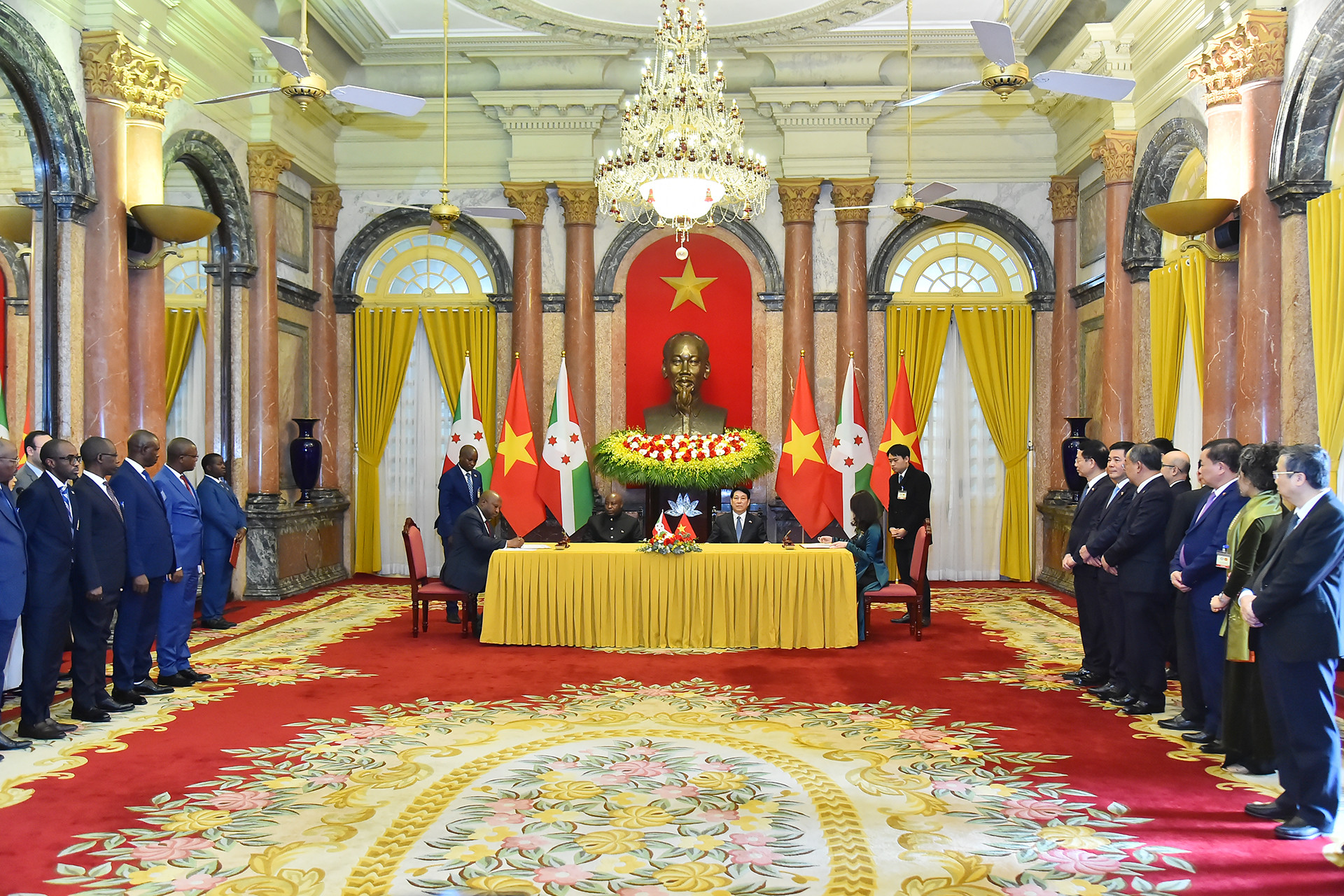 Quang cảnh Lễ ký văn kiện hợp tác giữa hai nước Việt Nam-Burundi tại Phủ Chủ tịch.