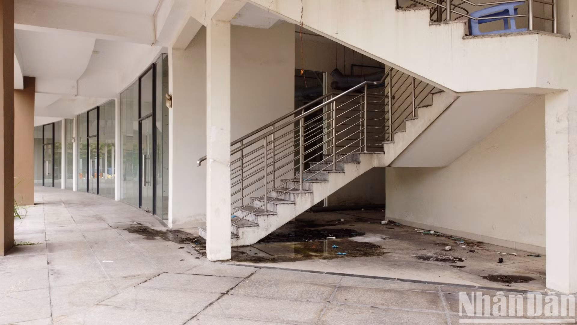 Cầu thang và các lối thoát hiểm bong tróc do mưa gió.