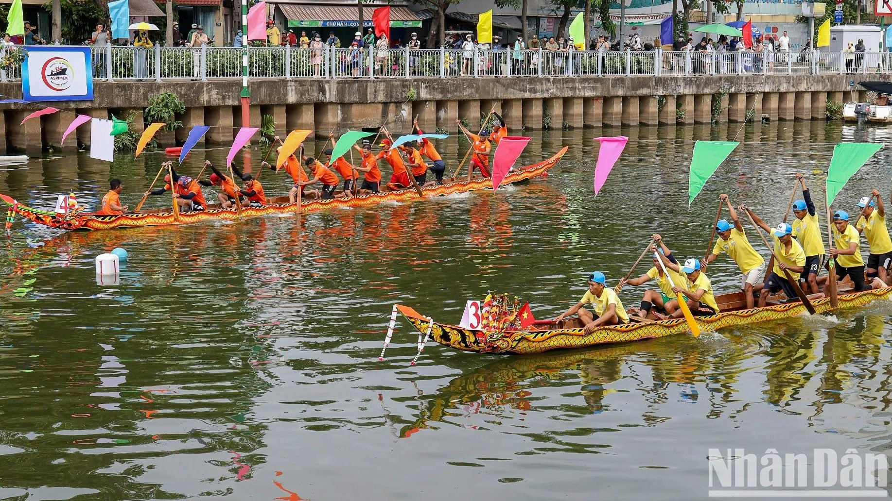 [Ảnh] Sôi động hội đua ghe ngo của đồng bào Khmer trên dòng kênh Nhiêu Lộc ảnh 6
