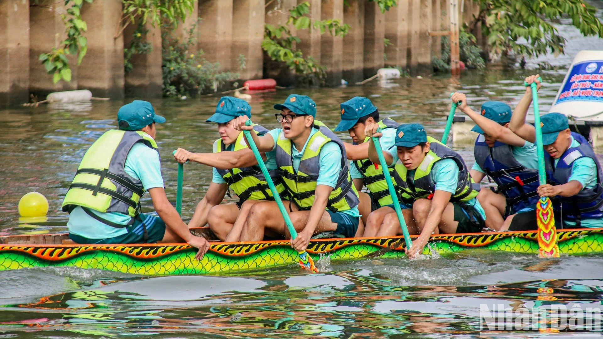 [Ảnh] Sôi động hội đua ghe ngo của đồng bào Khmer trên dòng kênh Nhiêu Lộc ảnh 3