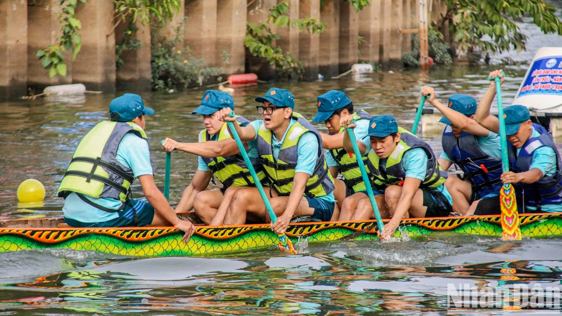 [Ảnh] Sôi động hội đua ghe ngo của đồng bào Khmer trên dòng kênh Nhiêu Lộc ảnh 3
