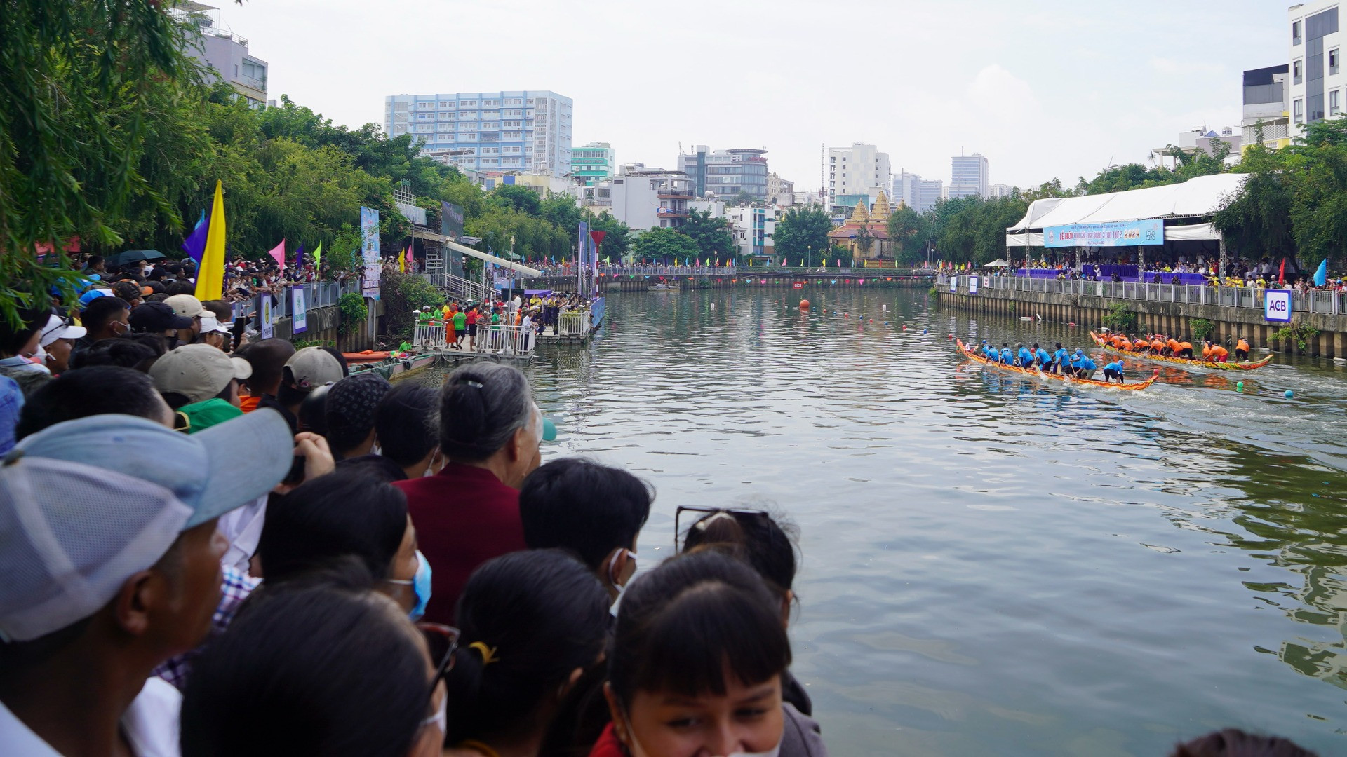 [Ảnh] Sôi động hội đua ghe ngo của đồng bào Khmer trên dòng kênh Nhiêu Lộc ảnh 5