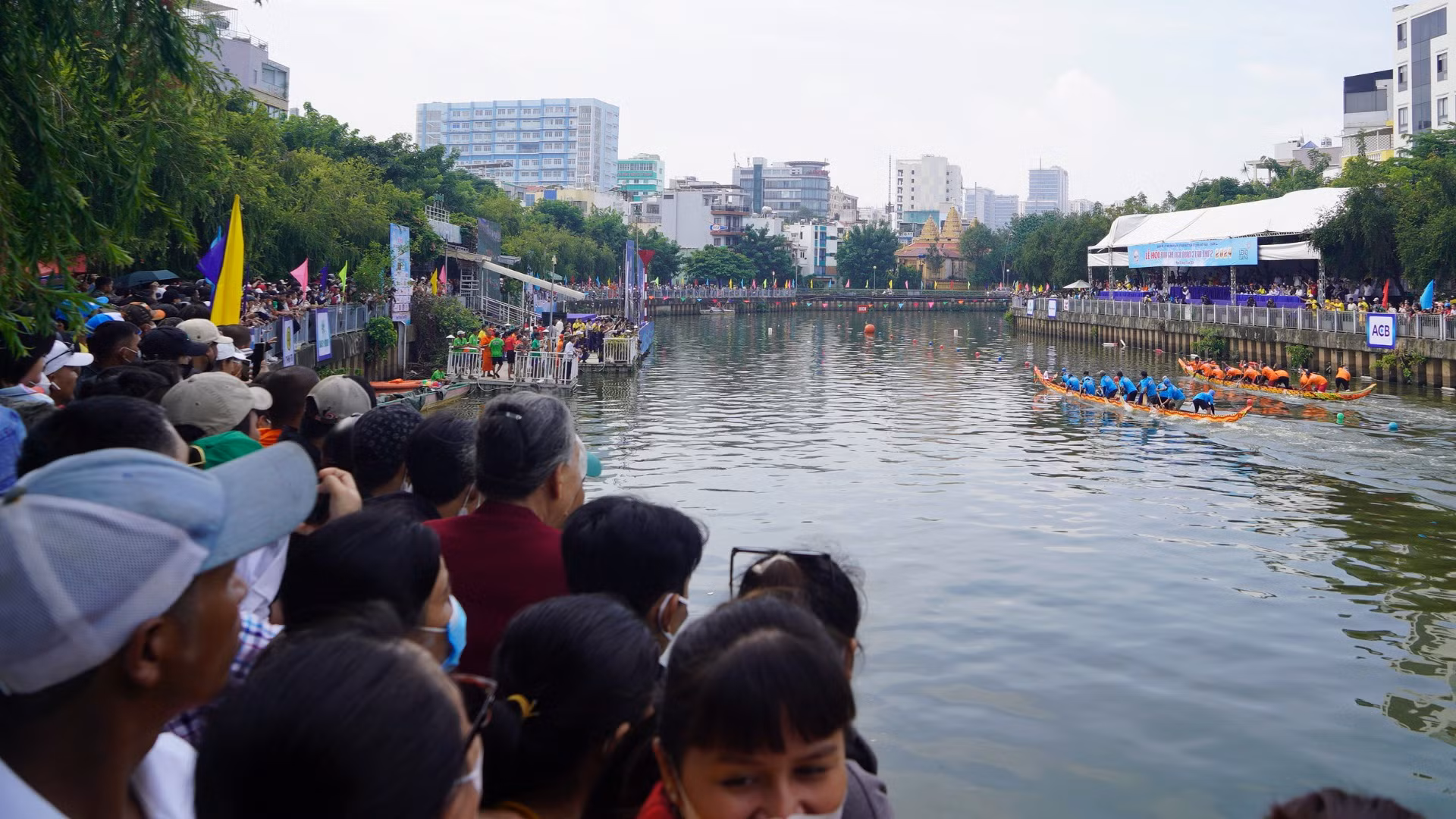 [Ảnh] Sôi động hội đua ghe ngo của đồng bào Khmer trên dòng kênh Nhiêu Lộc ảnh 5