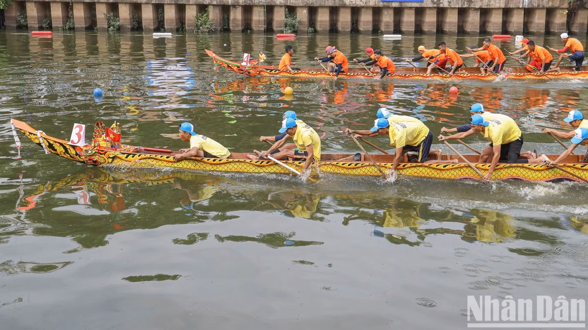 [Ảnh] Sôi động hội đua ghe ngo của đồng bào Khmer trên dòng kênh Nhiêu Lộc ảnh 2