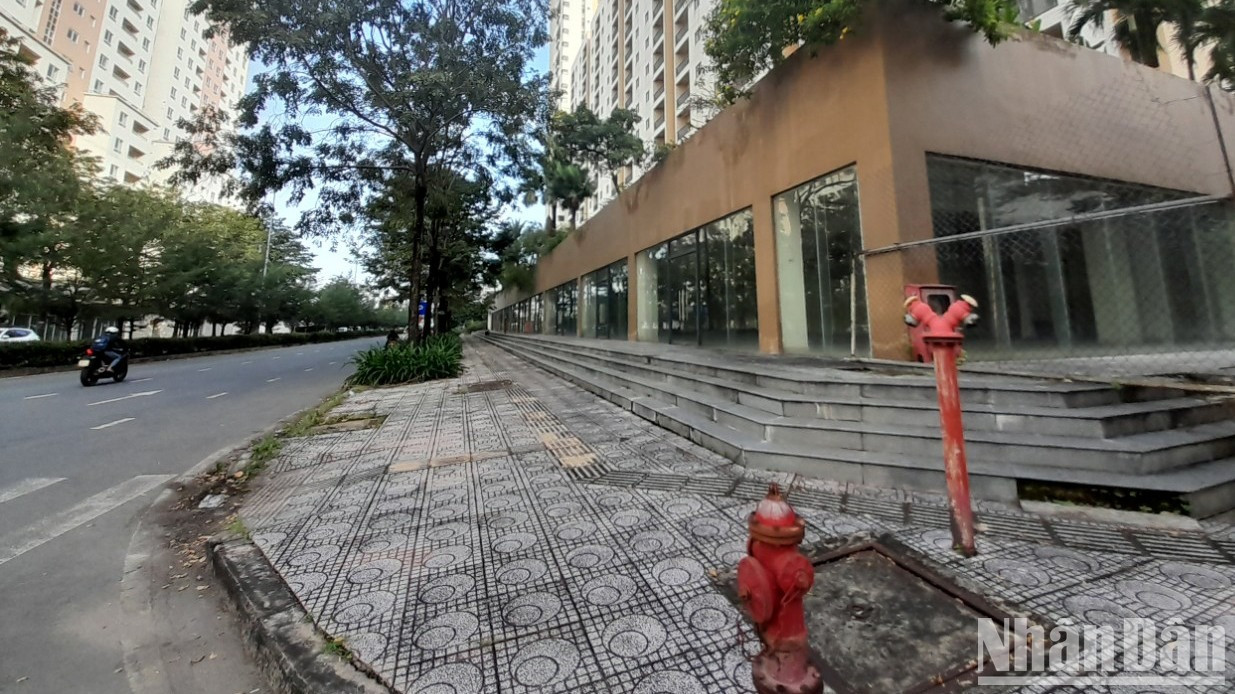 Các thiết bị phòng cháy, chữa cháy, cầu thang hoen rỉ xuống cấp. Các thiết bị phòng cháy, chữa cháy, cầu thang hoen rỉ xuống cấp.