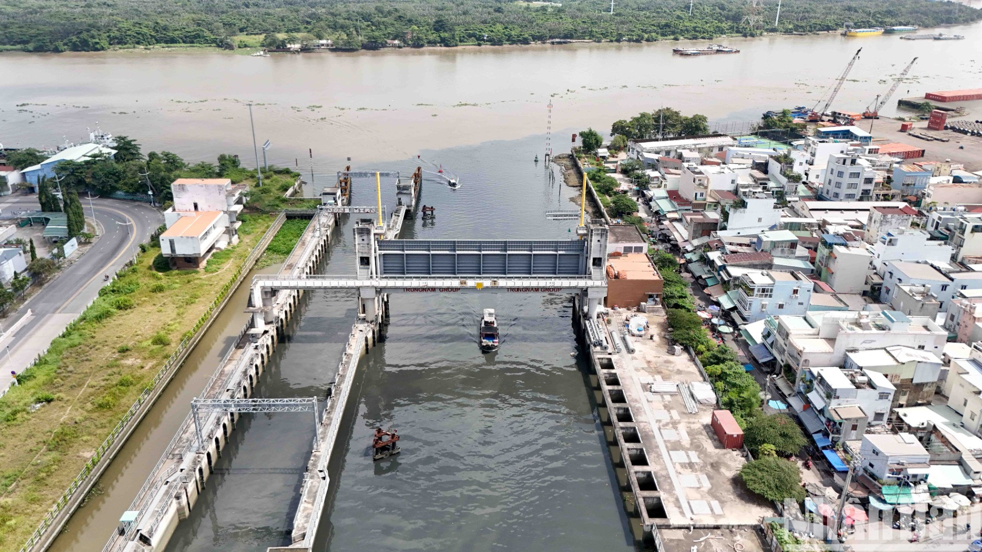 Cống Tân Thuận được kỳ vọng là giải pháp ngăn triều từ sông Sài Gòn vào kênh Tẻ, kênh Đôi, Tàu Hủ-Bến Nghé, giúp người dân quận 7, quận 4 và quận 8 thoát cảnh ngập nước. Cống Tân Thuận được kỳ vọng là giải pháp ngăn triều từ sông Sài Gòn vào kênh Tẻ, kênh Đôi, Tàu Hủ-Bến Nghé, giúp người dân quận 7, quận 4 và quận 8 thoát cảnh ngập nước.