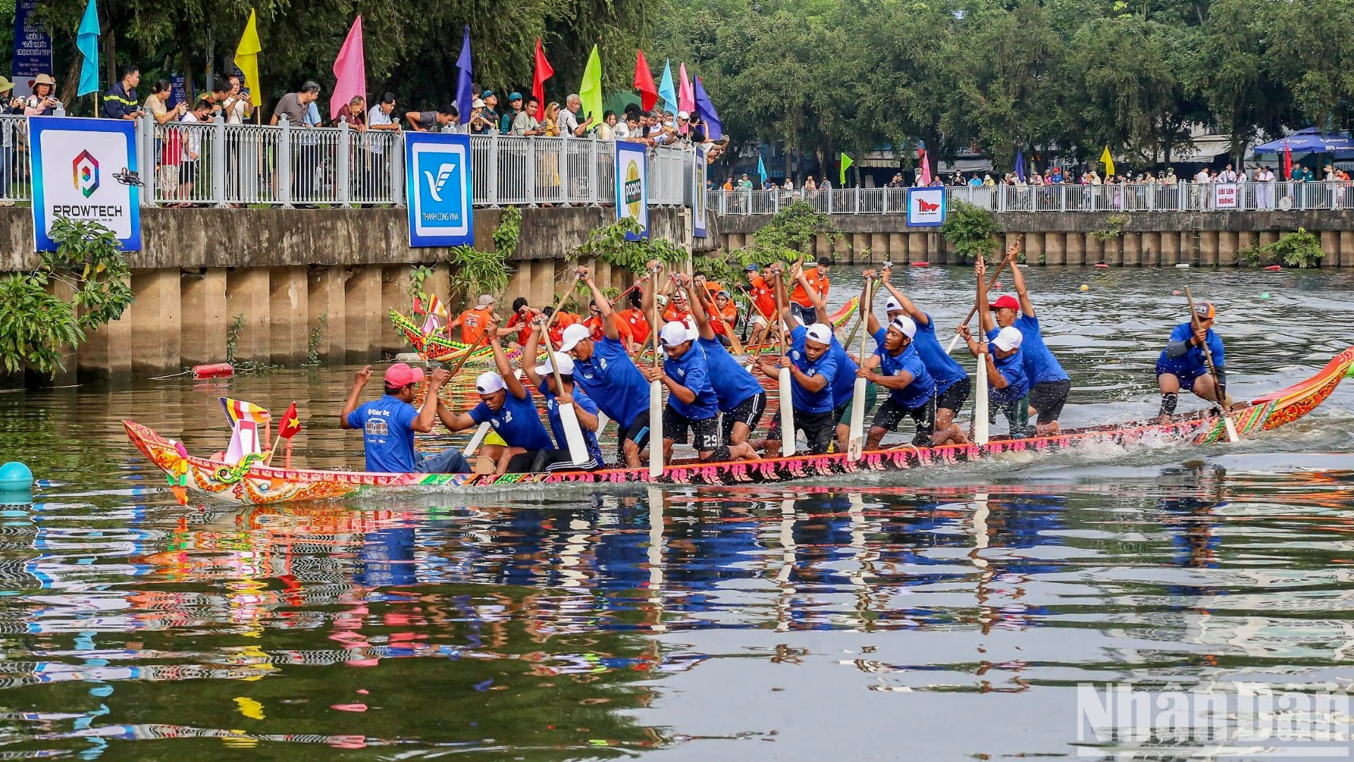[Ảnh] Sôi động hội đua ghe ngo của đồng bào Khmer trên dòng kênh Nhiêu Lộc ảnh 1