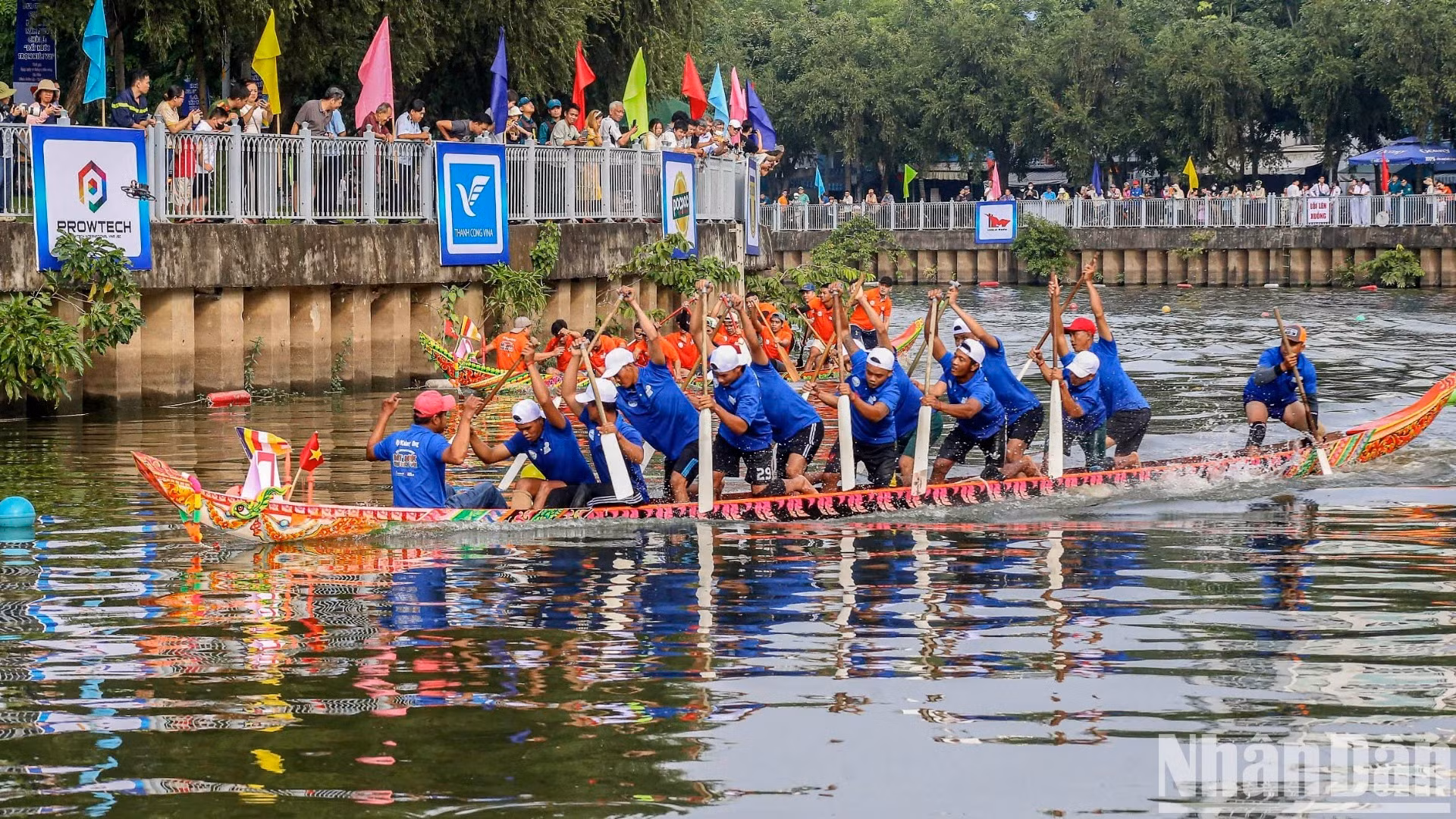 [Ảnh] Sôi động hội đua ghe ngo của đồng bào Khmer trên dòng kênh Nhiêu Lộc ảnh 1
