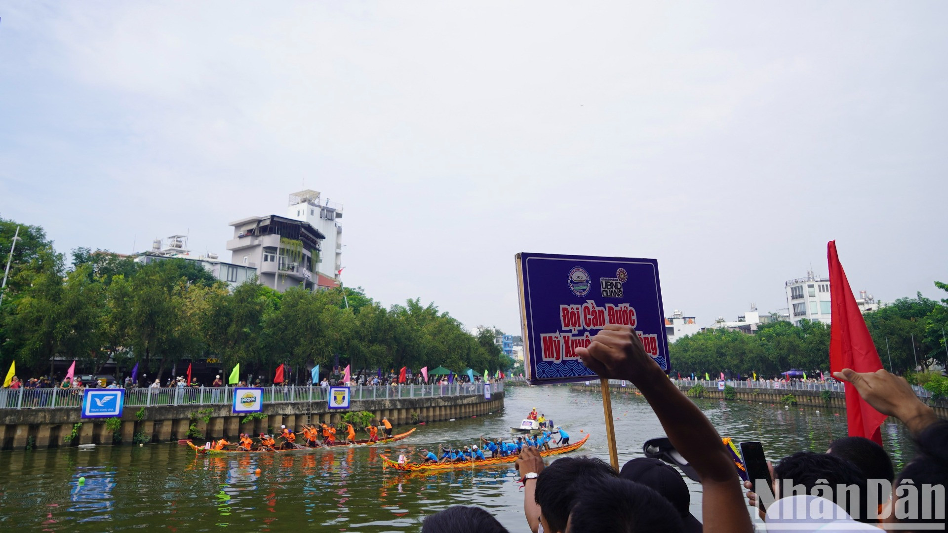 [Ảnh] Sôi động hội đua ghe ngo của đồng bào Khmer trên dòng kênh Nhiêu Lộc ảnh 4