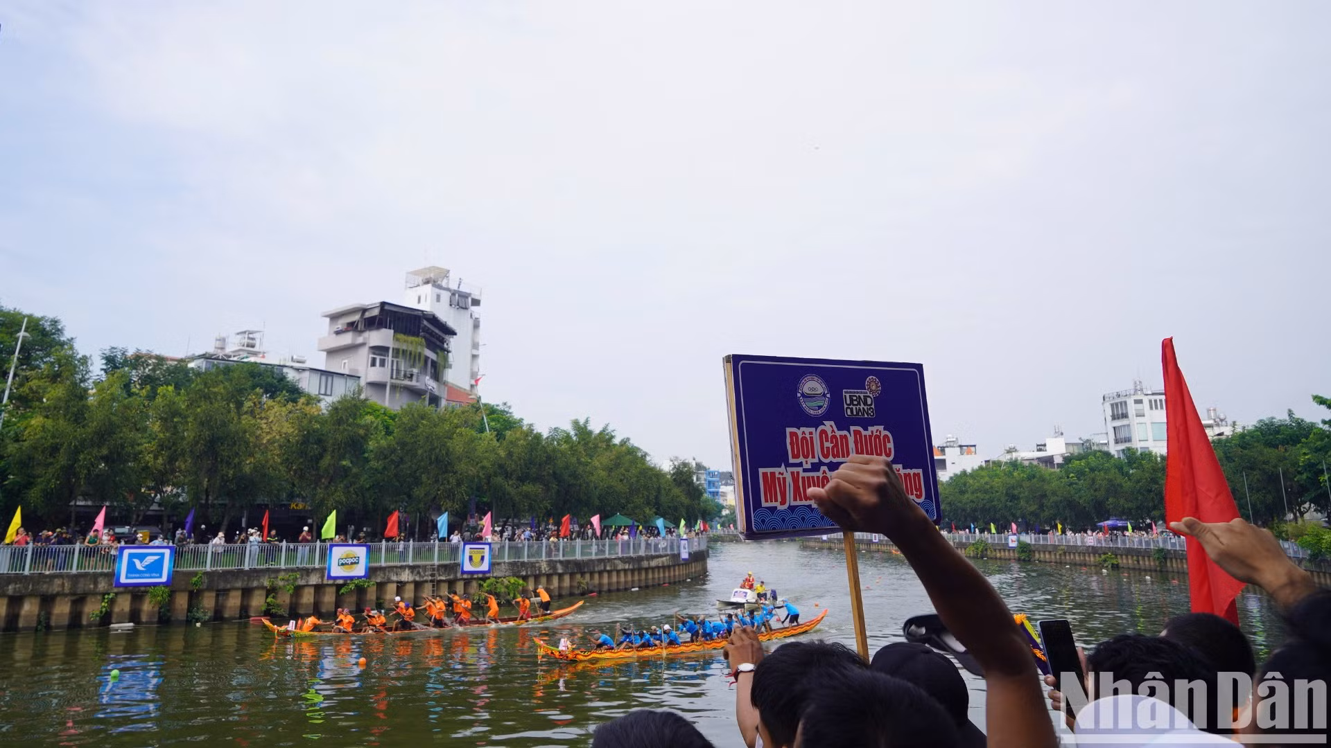 [Ảnh] Sôi động hội đua ghe ngo của đồng bào Khmer trên dòng kênh Nhiêu Lộc ảnh 4