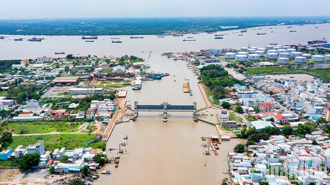 Cống ngăn triều Phú Xuân nằm ngay đầu rạch Đĩa giao với sông Soài Rạp. Cống có vai trò ngăn triều cho khu vực quận 7 và huyện Nhà Bè nhưng hiện nay cống thì nằm đó nhưng khu dân cư bên trong vẫn ngập. Cống ngăn triều Phú Xuân nằm ngay đầu rạch Đĩa giao với sông Soài Rạp. Cống có vai trò ngăn triều cho khu vực quận 7 và huyện Nhà Bè nhưng hiện nay cống thì nằm đó nhưng khu dân cư bên trong vẫn ngập.
