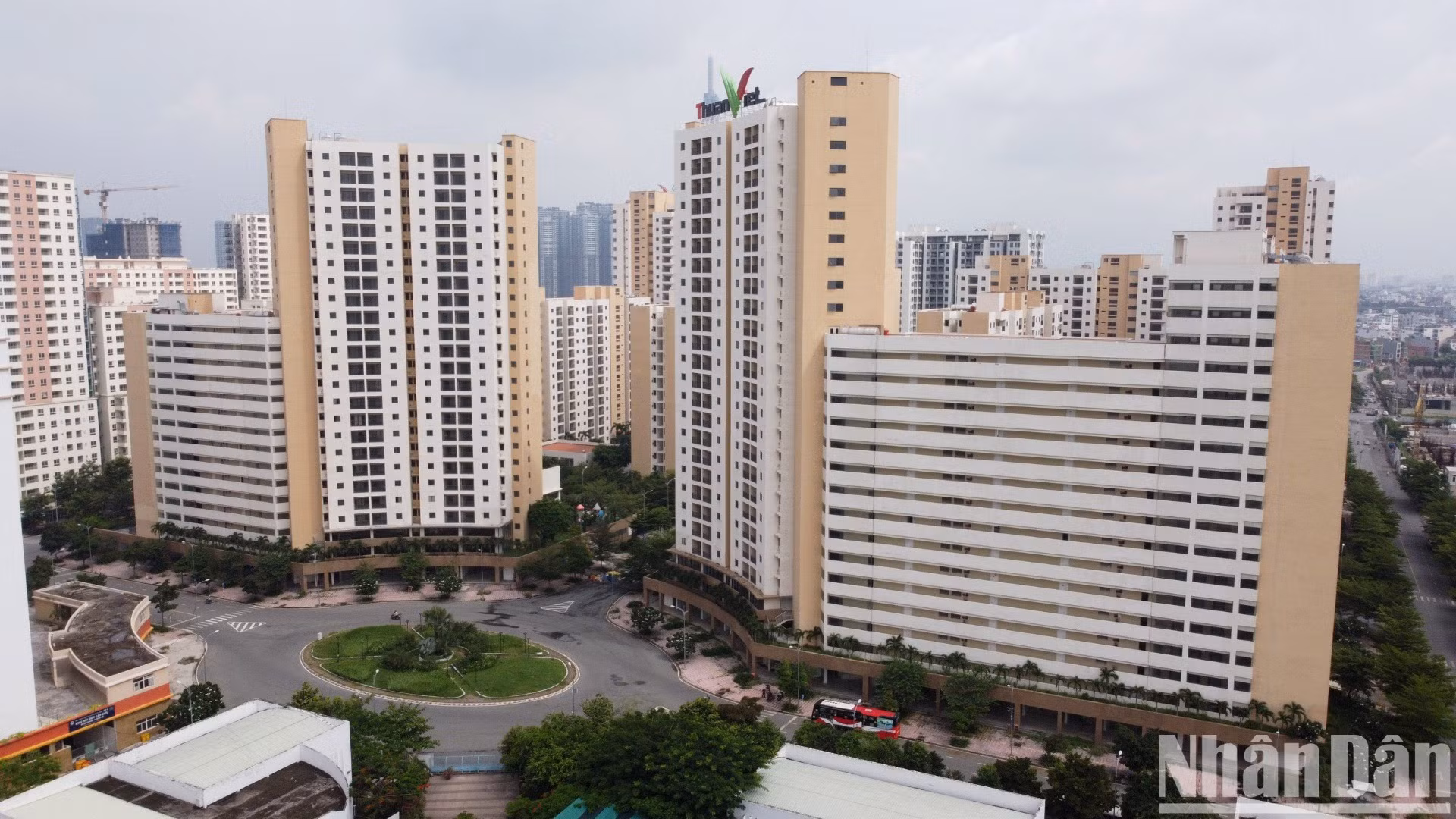 Khu tái định cư Bình Khánh do nhiều chủ đầu tư xây dựng… Đây là khu tái định cư lớn nhất Thành phố Hồ Chí Minh tính đến nay.