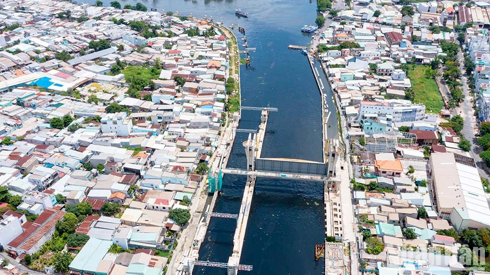 Cống kiểm soát triều Phú Định (quận 8) nằm trên Kênh Đôi, nằm giữa 2 ngã ba sông Cần Giuộc-Chợ Đệm-Kênh Đôi và Kênh Đôi-Kênh Tàu Hũ. Cống này ngăn triều từ 2 con sông Vàm Cỏ Đông và sông Cần Giuộc Cống kiểm soát triều Phú Định (quận 8) nằm trên Kênh Đôi, nằm giữa 2 ngã ba sông Cần Giuộc-Chợ Đệm-Kênh Đôi và Kênh Đôi-Kênh Tàu Hũ. Cống này ngăn triều từ 2 con sông Vàm Cỏ Đông và sông Cần Giuộc