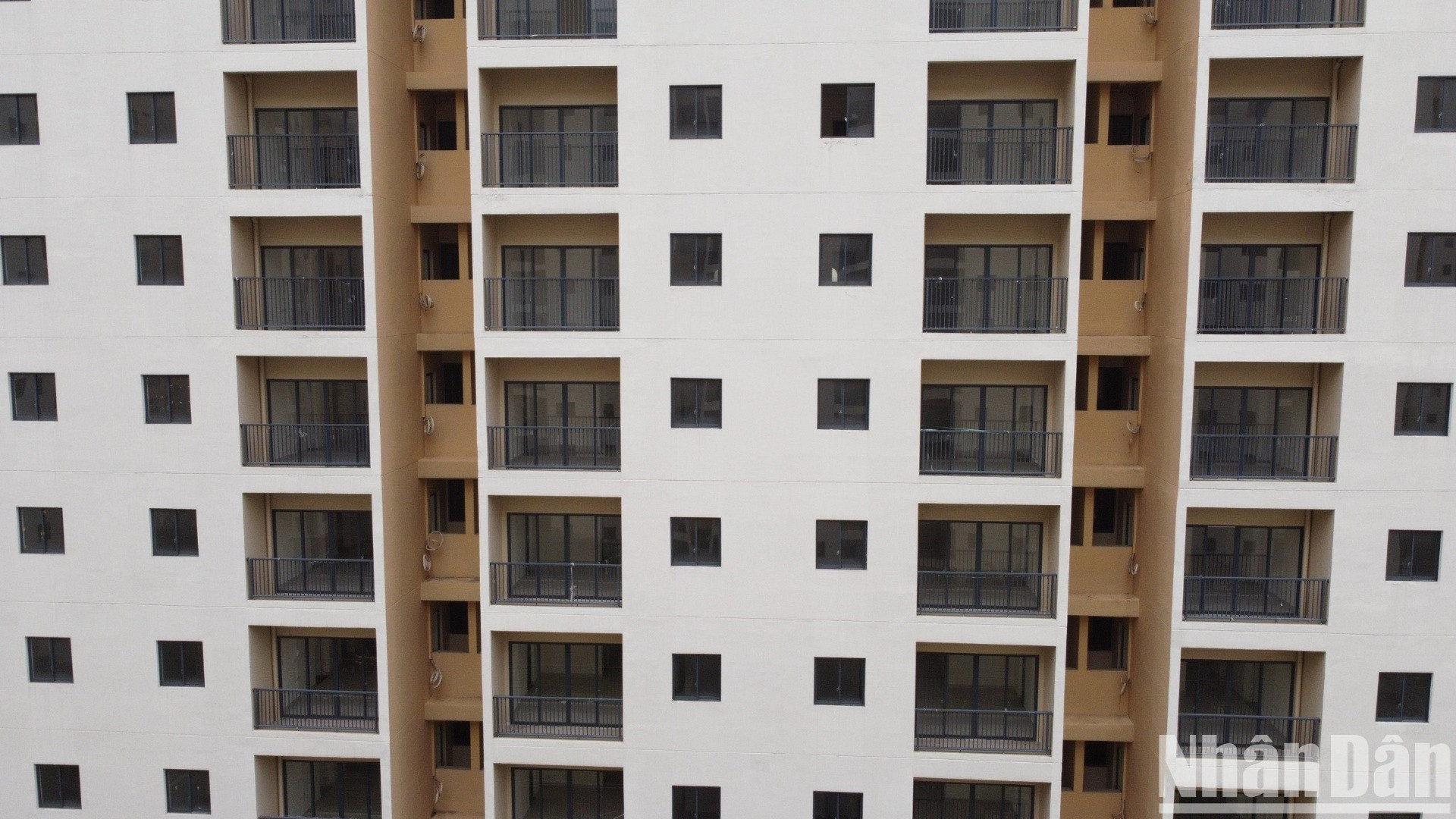 Sau nhiều lần đấu giá thất bại, hàng nghìn căn hộ ở đây vẫn trong tình trạng bỏ trống và ngày càng xuống cấp. Sau nhiều lần đấu giá thất bại, hàng nghìn căn hộ ở đây vẫn trong tình trạng bỏ trống và ngày càng xuống cấp.