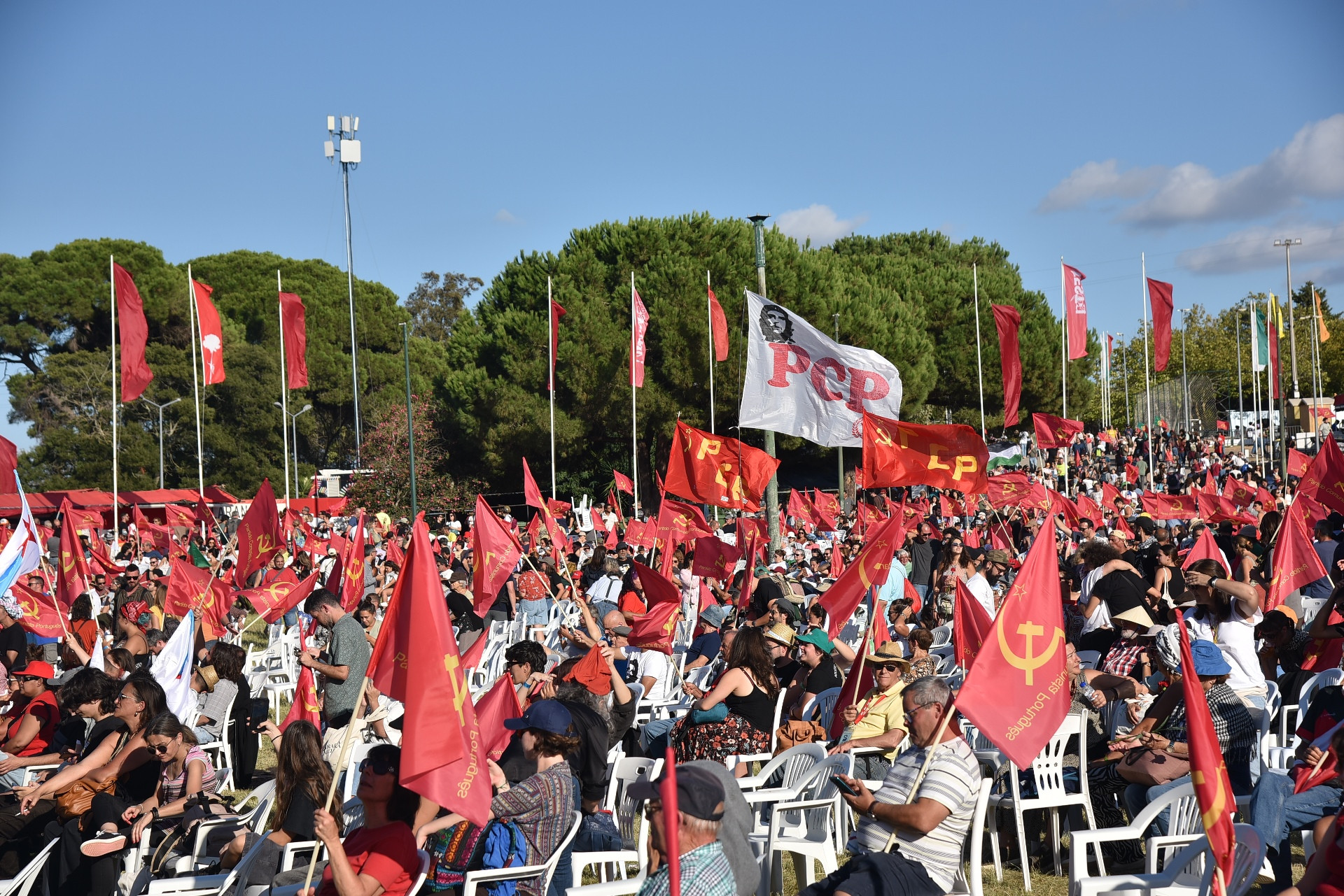 Dù có nhiều khó khăn do khủng hoảng kinh tế và lạm phát tăng cao, hàng trăm nghìn người dân Bồ Đào Nha vẫn dành ba ngày cuối tuần cùng gia đình, bạn bè và đồng chí của mình tới tham dự ngày hội của những người cộng sản.
