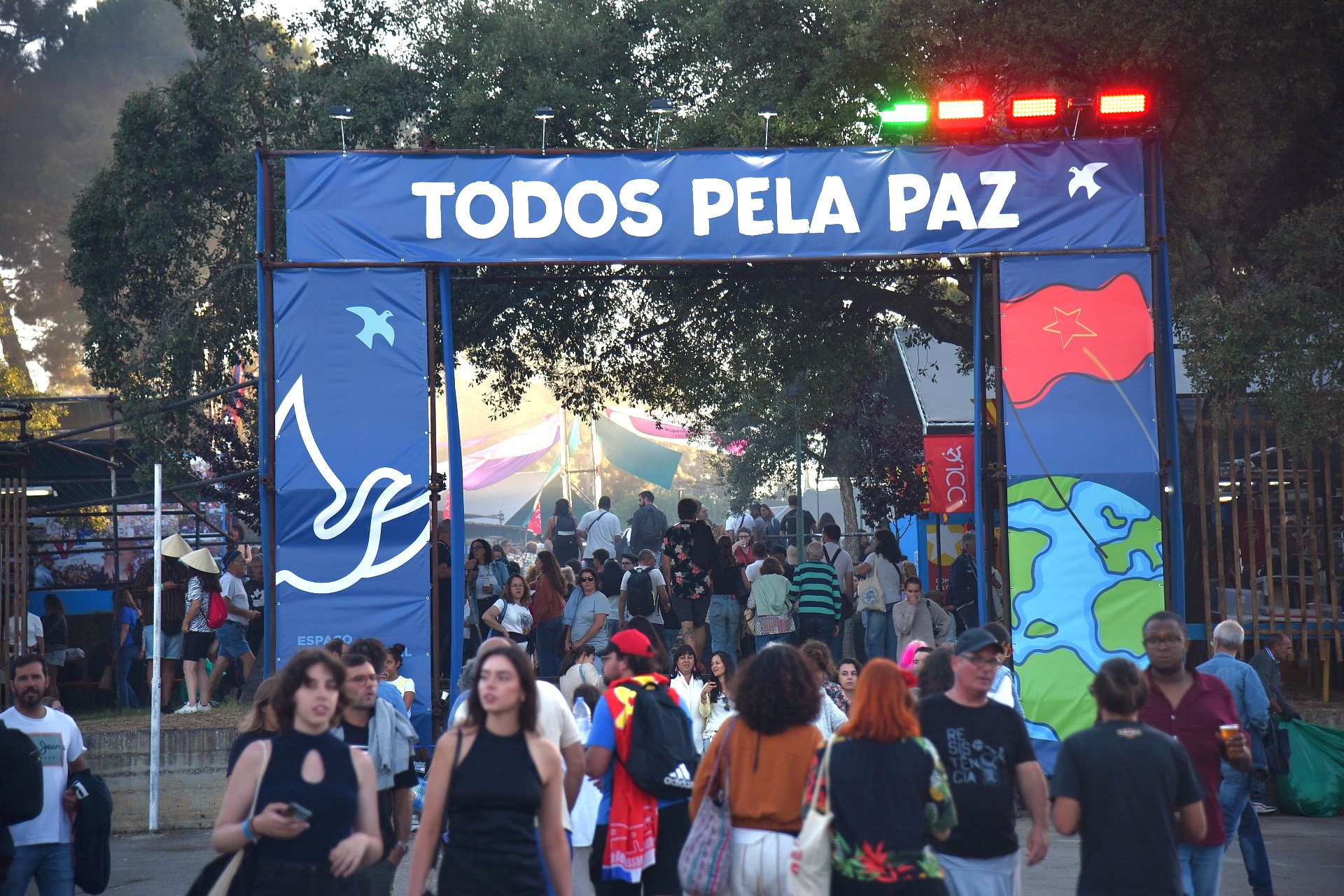 Với khẩu hiệu “Tất cả vì hòa bình”, những người cộng sản và nhân dân lao động Bồ Đào Nha mong muốn các cuộc xung đột tại nhiều khu vực trên thế giới sớm kết thúc.