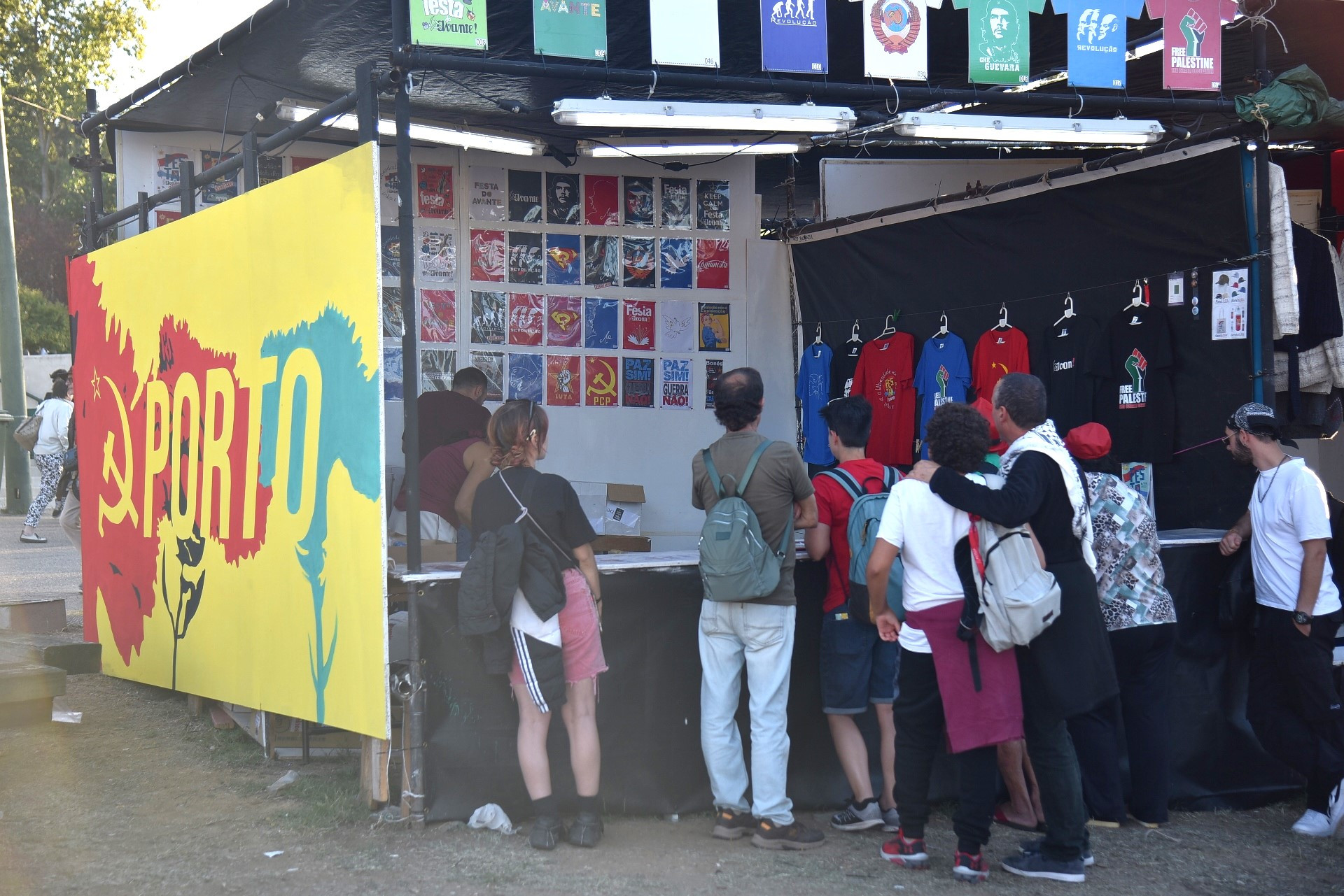 Người dân tới tham gia hội báo cũng có dịp để trải nghiệm sản phẩm, thưởng thức ẩm thực địa phương và của các nước khác, vốn đã tạo nên một nét đặc trưng của một ngày hội cộng sản quốc tế.