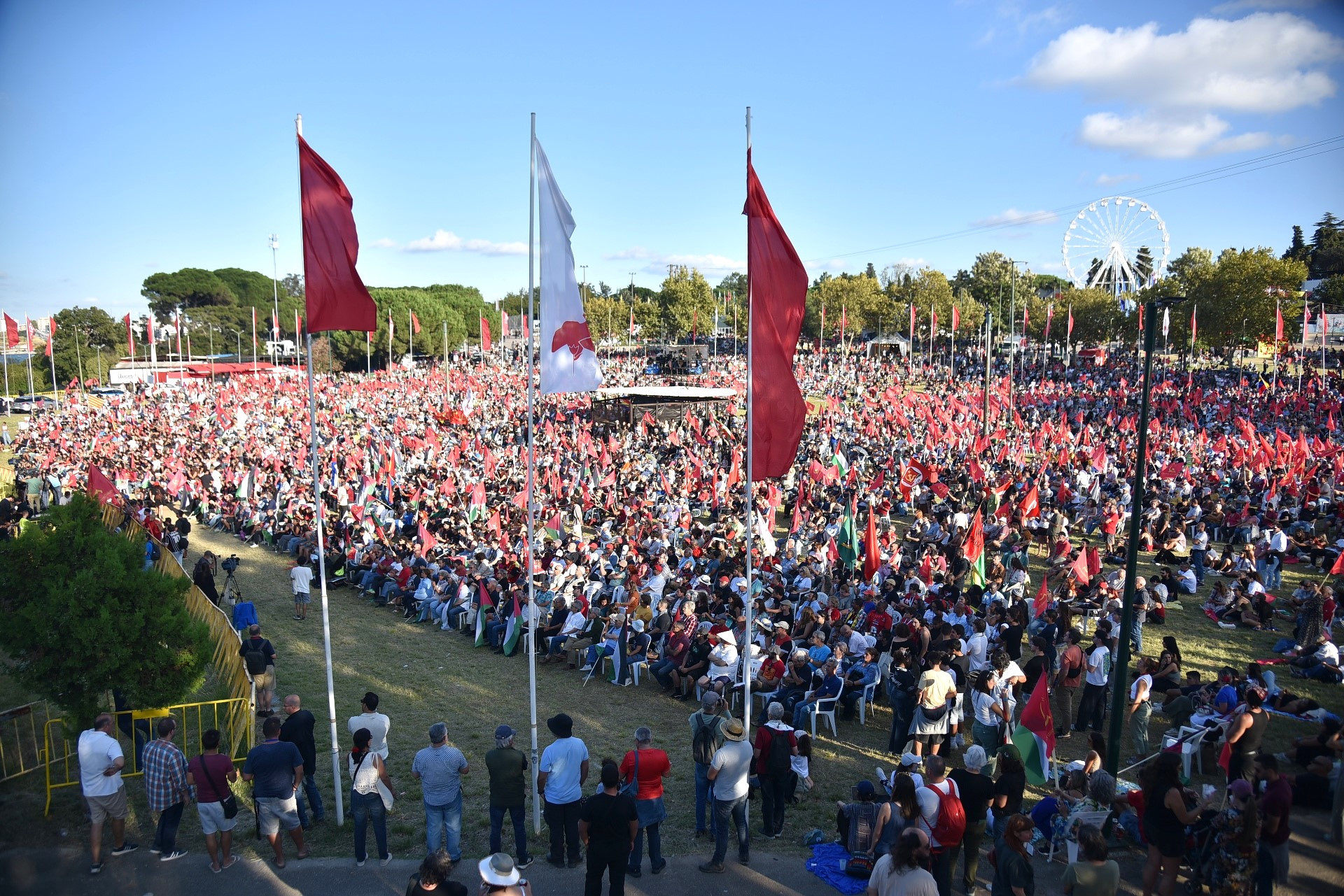 Một trong những hoạt động quan trọng và được mong đợi nhất tại Hội báo là buổi tập hợp quần chúng diễn ra vào chiều ngày cuối cùng của Hội báo. Làn sóng người tràn ngập từ các ngả đổ về nơi tập hợp quần chúng cùng khẩu hiệu, cờ, hoa cẩm chướng.