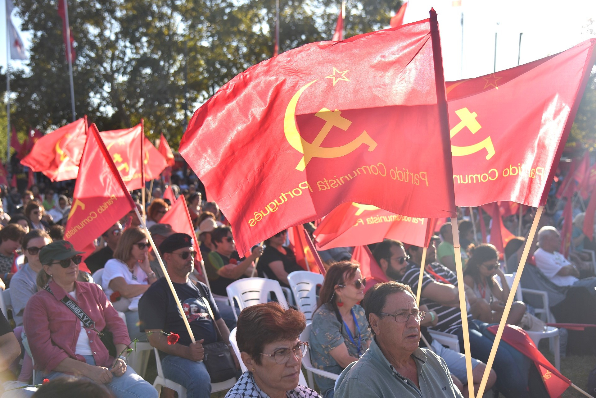 Người dân từ nhiều vùng khác nhau tới Hội báo để ủng hộ Đảng Cộng sản Bồ Đào Nha trong việc thúc đẩy các sáng kiến nhằm nâng cao đời sống của người lao động càng làm sáng tỏ hơn nữa sức sống mãnh liệt của Hội báo Avante.