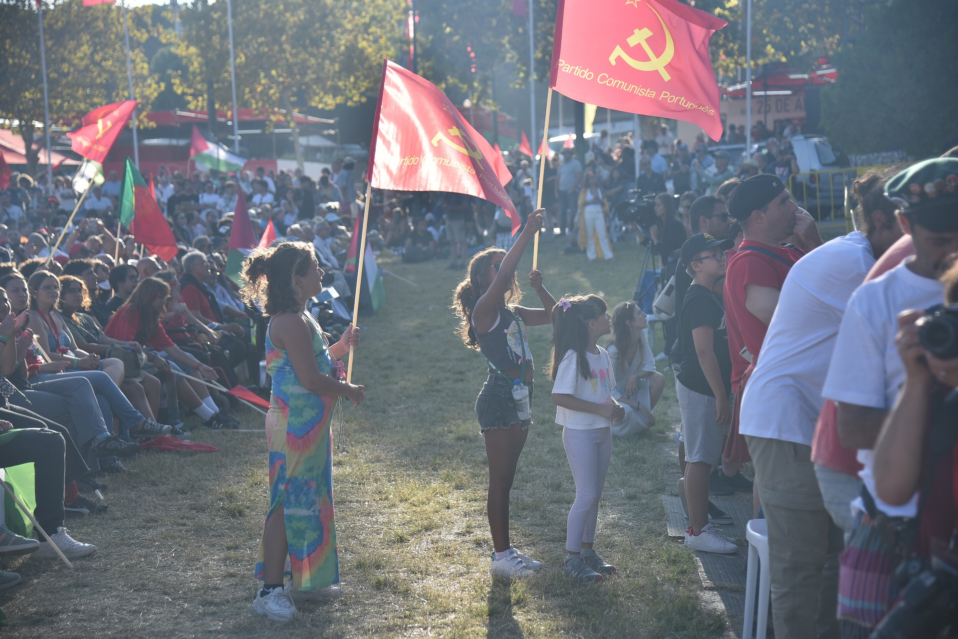 Có không ít những gia đình với nhiều thế hệ luôn bày tỏ sự ủng hộ nhiệt thành đối với sự nghiệp đấu tranh của Đảng Cộng sản Bồ Đào Nha vì lợi ích của nhân dân lao động trong nhiều năm qua.