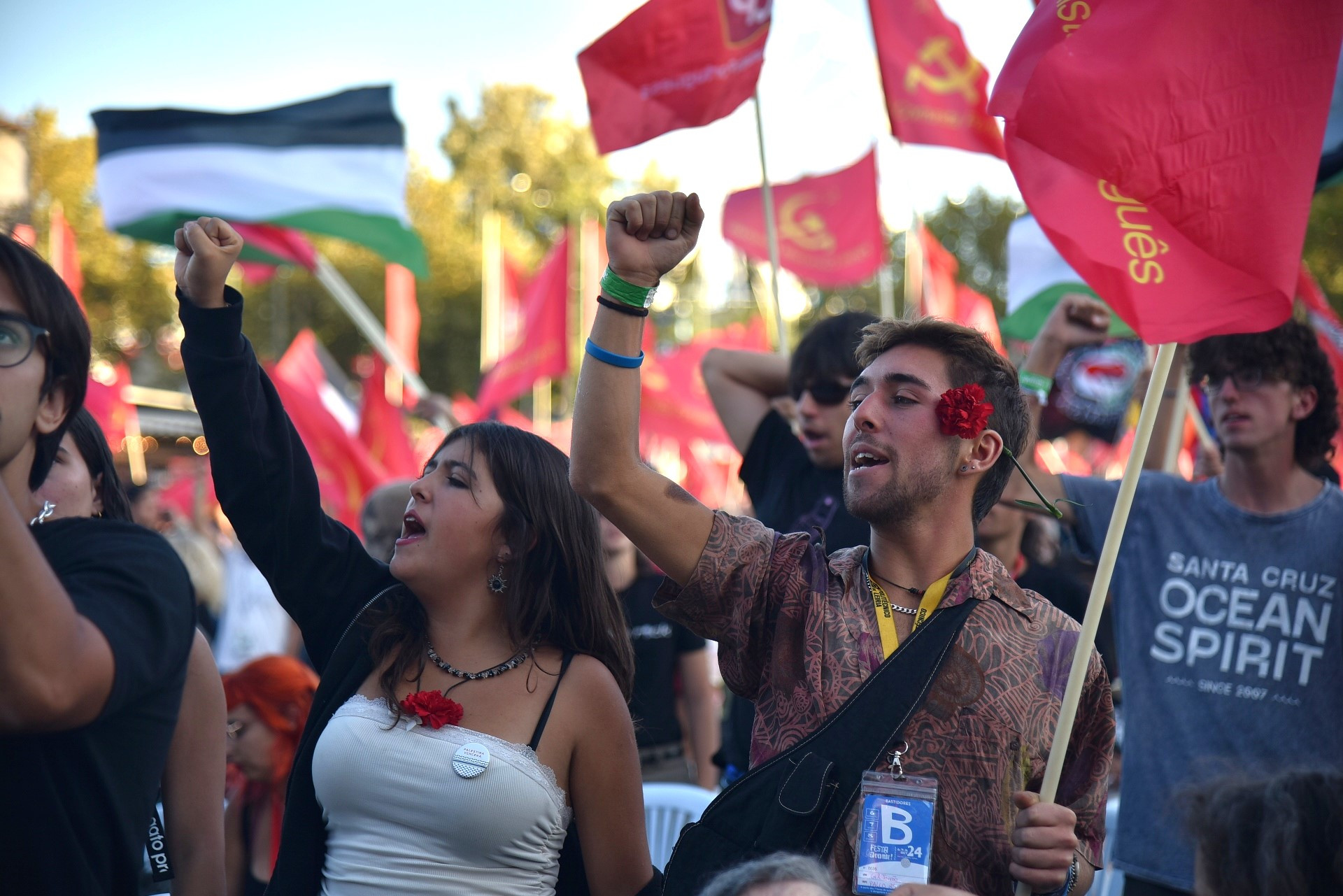 Dòng người nườm nượp đến với ngày hội không phải bằng mệnh lệnh hành chính, hay loa đài thúc giục mà đến từ sự dẫn dắt của trái tim, cảm tình, sự tin tưởng dành cho Đảng Cộng sản Bồ Đào Nha.