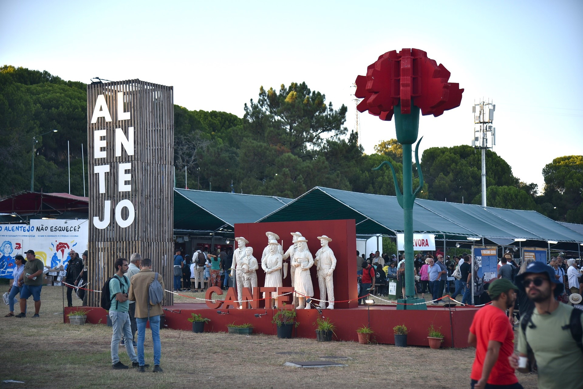 Hoa cẩm chướng, một trong những biểu tượng của cuộc Cách mạng hoa cẩm chướng, lật nhào chế độ độc tài vào ngày 25/4/1974 với sự tham gia của những người cộng sản và lực lượng cánh tả Bồ Đào Nha, luôn xuất hiện tại mỗi kỳ Hội báo.