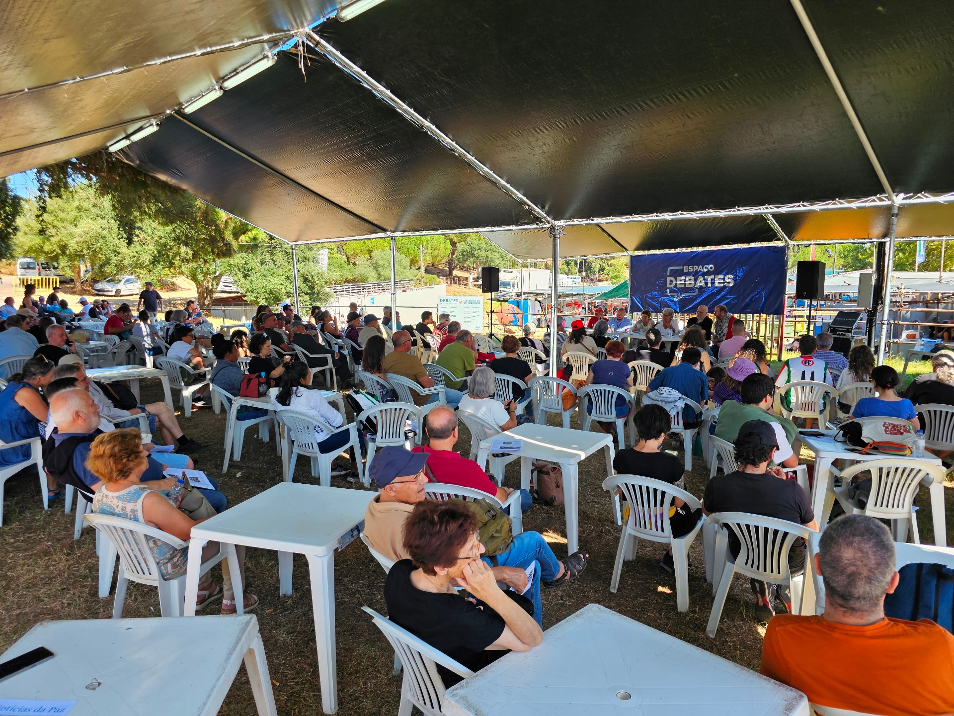 Cùng với nhiều hoạt văn hóa rất phong phú, có gần 70 cuộc hội thảo, tranh luận sôi nổi về những vấn đề nổi bật ở Bồ Đào Nha như tình hình kinh tế khó khăn, lạm phát tăng cao rồi đến các cuộc xung đột diễn biến phức tạp tại nhiều khu vực, tác động đến hòa bình trên thế giới. Cùng với nhiều hoạt văn hóa rất phong phú, có gần 70 cuộc hội thảo, tranh luận sôi nổi về những vấn đề nổi bật ở Bồ Đào Nha như tình hình kinh tế khó khăn, lạm phát tăng cao rồi đến các cuộc xung đột diễn biến phức tạp tại nhiều khu vực, tác động đến hòa bình trên thế giới.