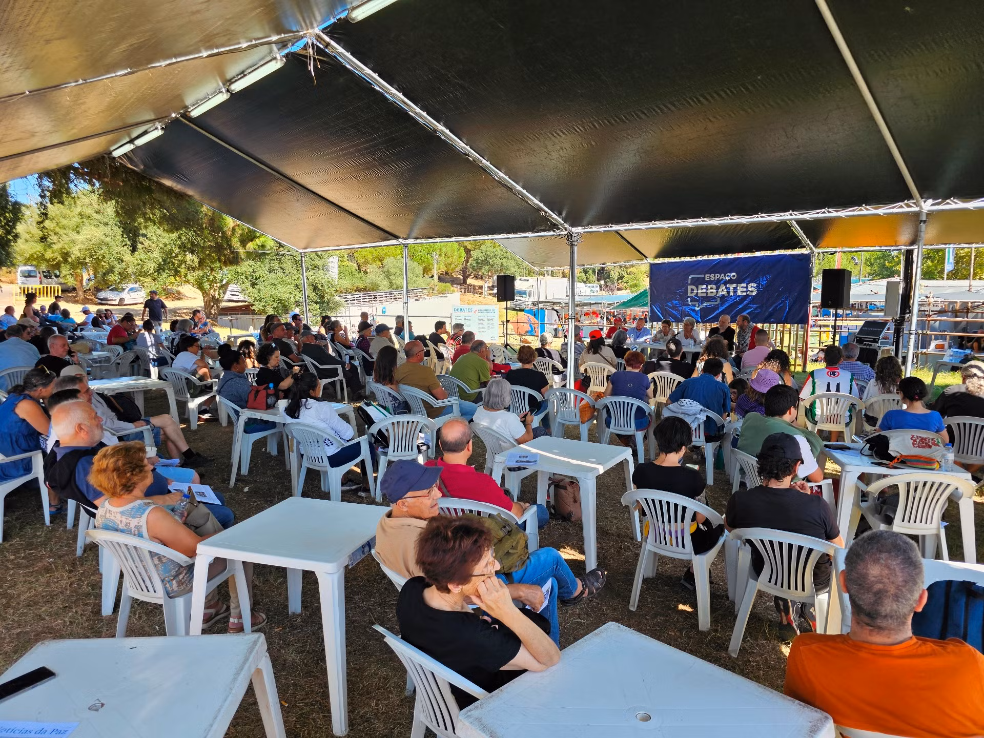 Cùng với nhiều hoạt văn hóa rất phong phú, có gần 70 cuộc hội thảo, tranh luận sôi nổi về những vấn đề nổi bật ở Bồ Đào Nha như tình hình kinh tế khó khăn, lạm phát tăng cao rồi đến vấn đề môi trường, sinh thái và các cuộc xung đột diễn biến phức tạp tại nhiều khu vực, tác động đến hòa bình trên thế giới.