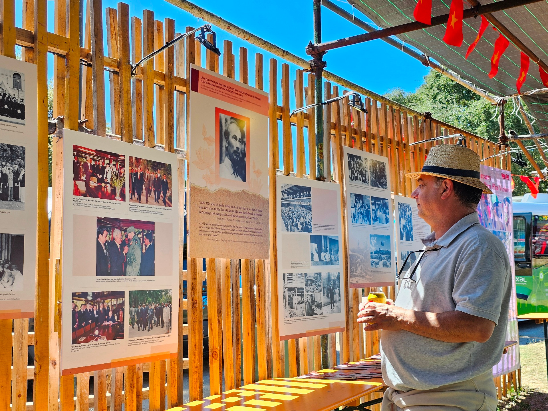 Bạn bè quốc tế dành nhiều thời gian xem những hình ảnh và câu nói nổi tiếng của Chủ tịch Hồ Chí Minh. Bạn bè quốc tế dành nhiều thời gian xem những hình ảnh và câu nói nổi tiếng của Chủ tịch Hồ Chí Minh.