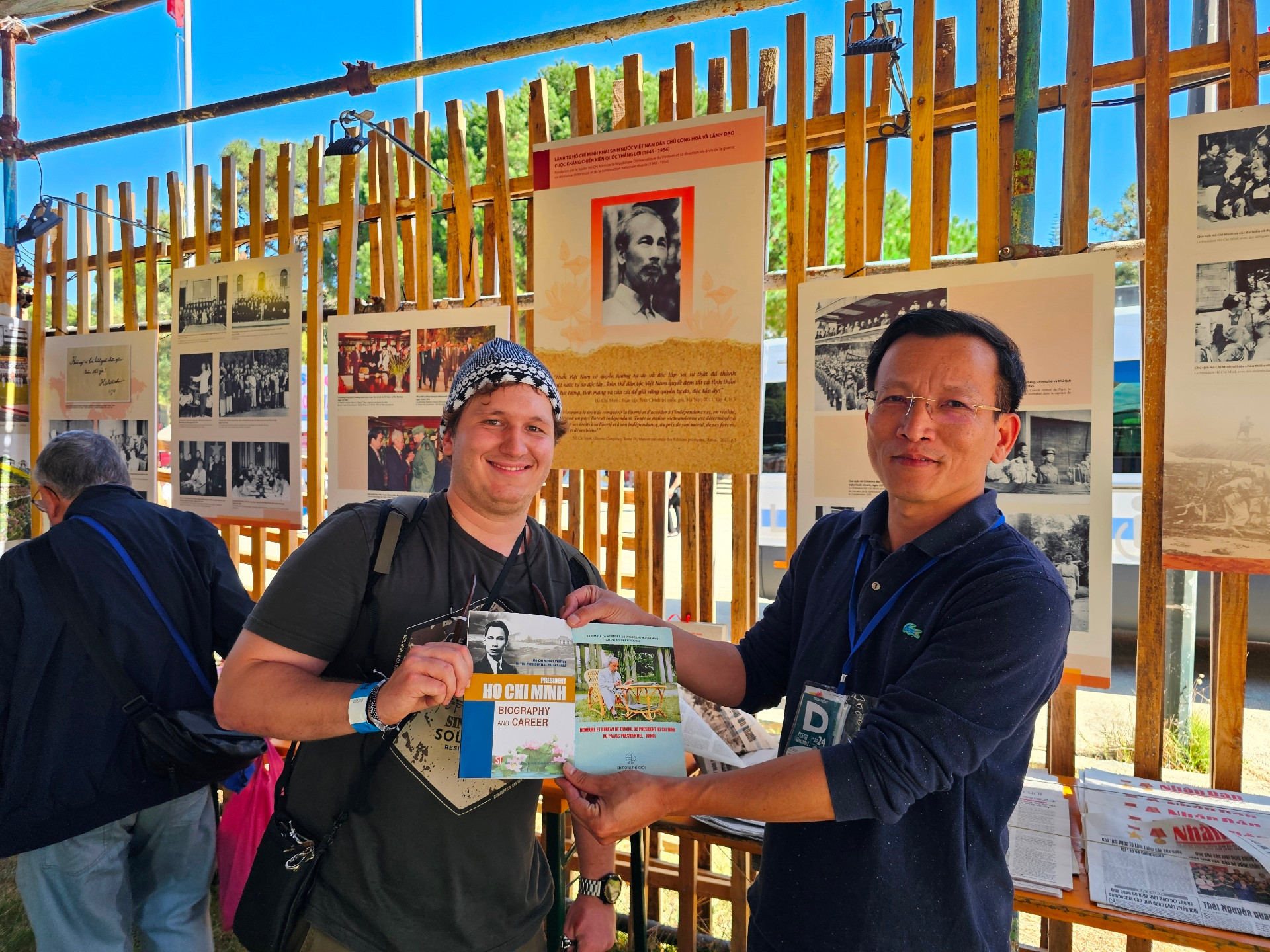 Anh Gonçalo Vaz, thành viên Đảng sinh thái “Xanh” (Bồ Đào Nha), cho biết: Là một người dân của đất nước Bồ Đào Nha, chúng tôi đánh giá cao sự hiện diện của các bạn Việt Nam tại Hội báo Avante. Các hoạt động tại gian trưng bày về Việt Nam giúp chúng tôi hiểu rõ hơn về đất nước, lịch sử và con người Việt Nam. Tới đây, chúng tôi được thấy nhiều hình ảnh và tư liệu về Chủ tịch Hồ Chí Minh, người đã cống hiến cả đời cho cuộc đấu tranh giành độc lập dân tộc, có những đóng góp to lớn sự đoàn kết giữa các dân tộc trên thế giới. Chính vì vậy, rất nhiều người tham gia hội báo Avante đều biết tới và ngưỡng mộ Chủ tịch Hồ Chí Minh. Anh Gonçalo Vaz, thành viên Đảng sinh thái “Xanh” (Bồ Đào Nha), cho biết: Là một người dân của đất nước Bồ Đào Nha, chúng tôi đánh giá cao sự hiện diện của các bạn Việt Nam tại Hội báo Avante. Các hoạt động tại gian trưng bày về Việt Nam giúp chúng tôi hiểu rõ hơn về đất nước, lịch sử và con người Việt Nam. Tới đây, chúng tôi được thấy nhiều hình ảnh và tư liệu về Chủ tịch Hồ Chí Minh, người đã cống hiến cả đời cho cuộc đấu tranh giành độc lập dân tộc, có những đóng góp to lớn sự đoàn kết giữa các dân tộc trên thế giới. Chính vì vậy, rất nhiều người tham gia hội báo Avante đều biết tới và ngưỡng mộ Chủ tịch Hồ Chí Minh.