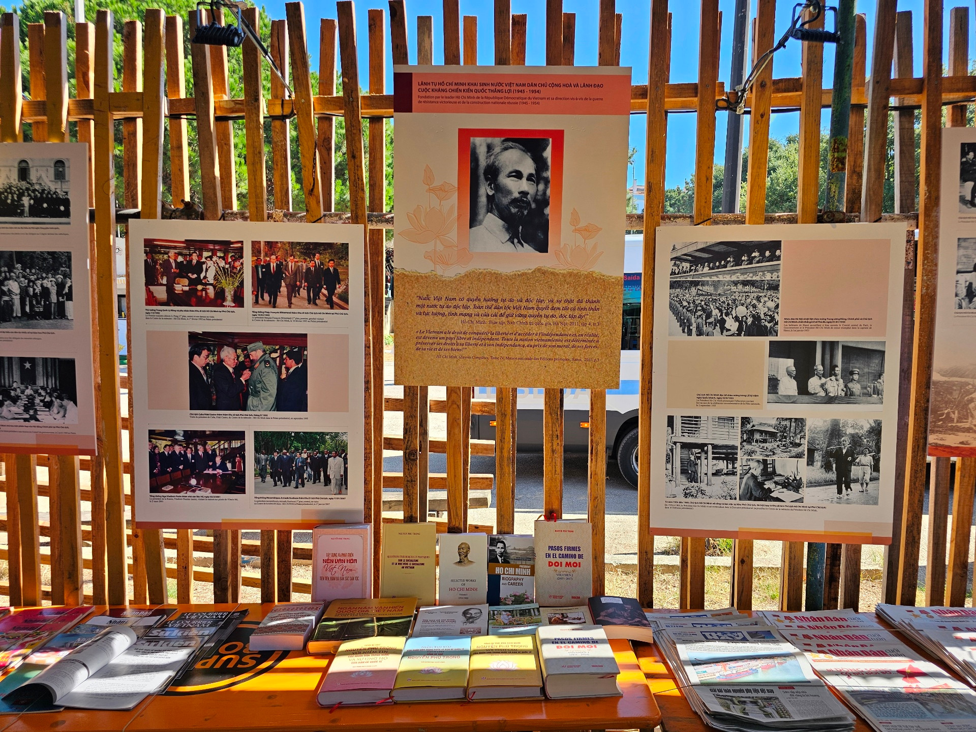 Năm nay, gian trưng bày Việt Nam có nhiều hình ảnh, tư liệu về những sự kiện lớn của Việt Nam, như kỷ niệm 70 năm Chiến thắng Điện Biên Phủ. Năm nay, gian trưng bày Việt Nam có nhiều hình ảnh, tư liệu về những sự kiện lớn của Việt Nam, như kỷ niệm 70 năm Chiến thắng Điện Biên Phủ.