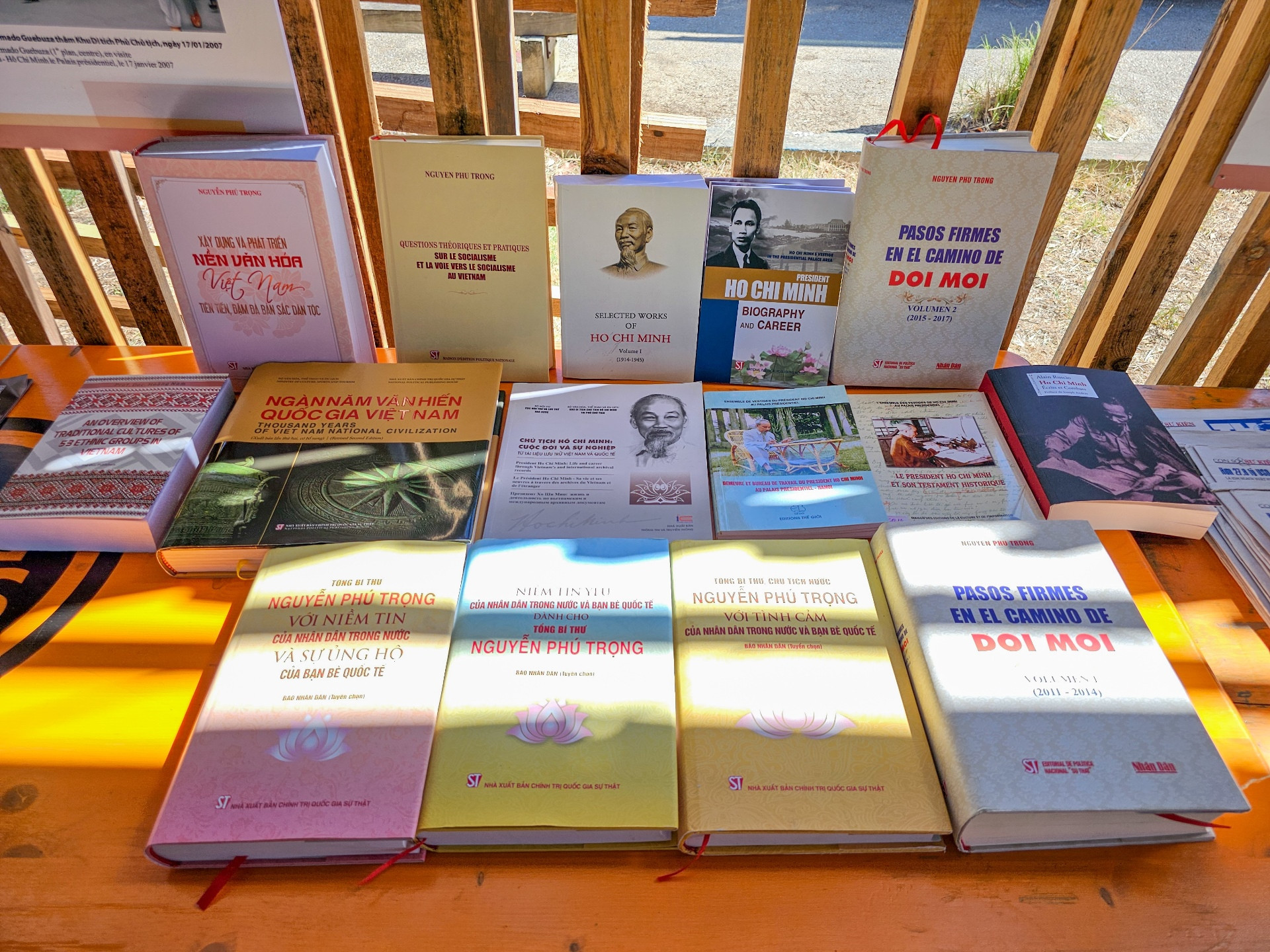 Đặc biệt, ấn phẩm “Một số vấn đề lý luận và thực tiễn về chủ nghĩa xã hội và con đường đi lên chủ nghĩa xã hội ở Việt Nam” của cố Tổng Bí thư Nguyễn Phú Trọng với giá trị to lớn về lý luận và thực tiễn do Nhà xuất bản Chính trị quốc gia Sự thật xuất bản, có in bằng một số ngôn ngữ nước ngoài, giúp bạn đọc quốc tế hiểu hơn con đường đi lên chủ nghĩa xã hội của Việt Nam. Đặc biệt, ấn phẩm “Một số vấn đề lý luận và thực tiễn về chủ nghĩa xã hội và con đường đi lên chủ nghĩa xã hội ở Việt Nam” của cố Tổng Bí thư Nguyễn Phú Trọng với giá trị to lớn về lý luận và thực tiễn do Nhà xuất bản Chính trị quốc gia Sự thật xuất bản, có in bằng một số ngôn ngữ nước ngoài, giúp bạn đọc quốc tế hiểu hơn con đường đi lên chủ nghĩa xã hội của Việt Nam.