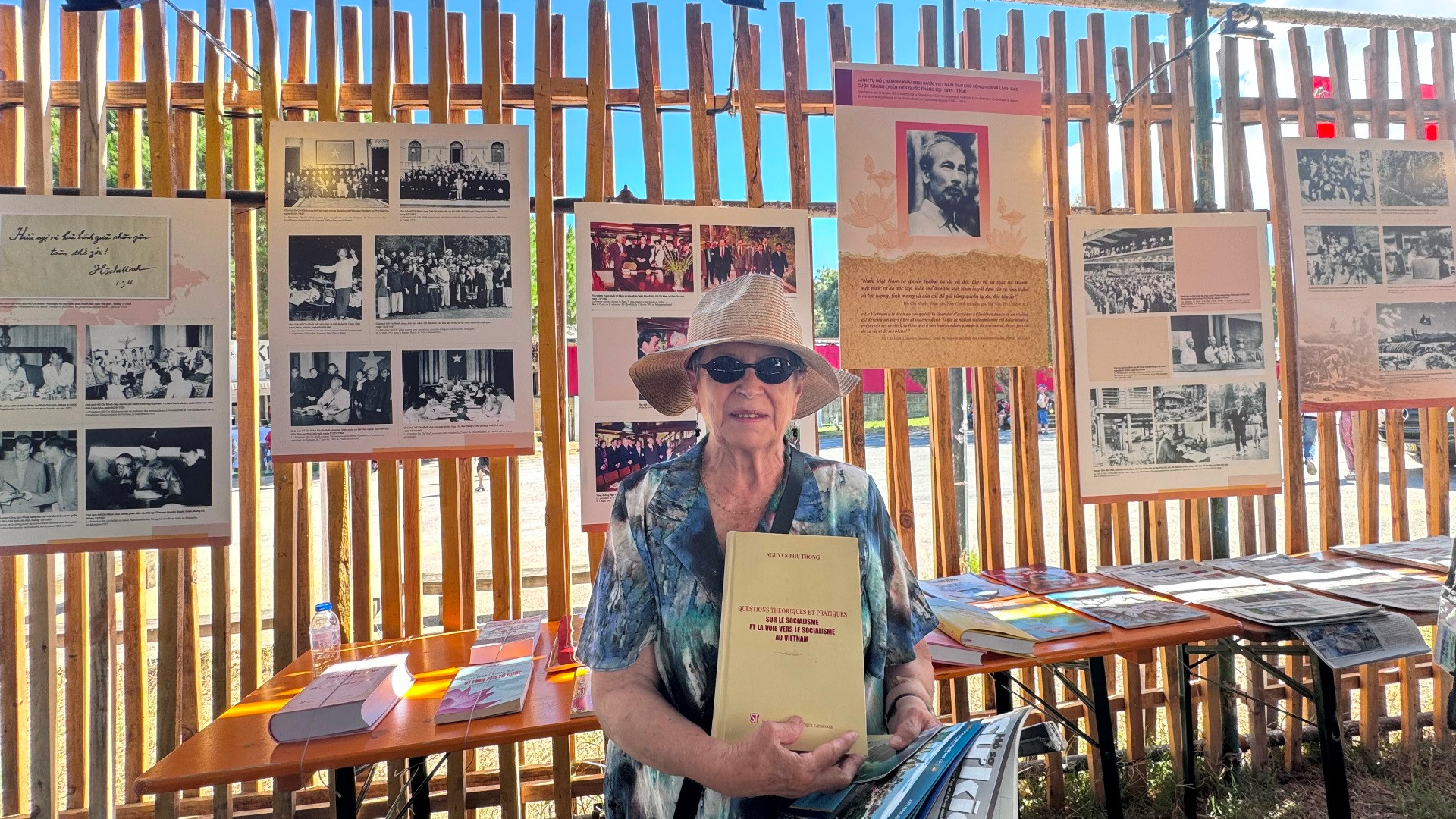 Bà Irene Piorre, một nhà nghiên cứu chính trị ở Lisbon, ghi nhận sự kiên định của Việt Nam trên con đường đi lên chủ nghĩa xã hội. Cầm trên tay cuốn sách của cố Tổng Bí thư Nguyễn Phú Trọng, bà tin tưởng rằng, dưới sự lãnh đạo của Đảng Cộng sản Việt Nam, đất nước Việt Nam sẽ tiếp tục phát triển. Bà Irene Piorre, một nhà nghiên cứu chính trị ở Lisbon, ghi nhận sự kiên định của Việt Nam trên con đường đi lên chủ nghĩa xã hội. Cầm trên tay cuốn sách của cố Tổng Bí thư Nguyễn Phú Trọng, bà tin tưởng rằng, dưới sự lãnh đạo của Đảng Cộng sản Việt Nam, đất nước Việt Nam sẽ tiếp tục phát triển.