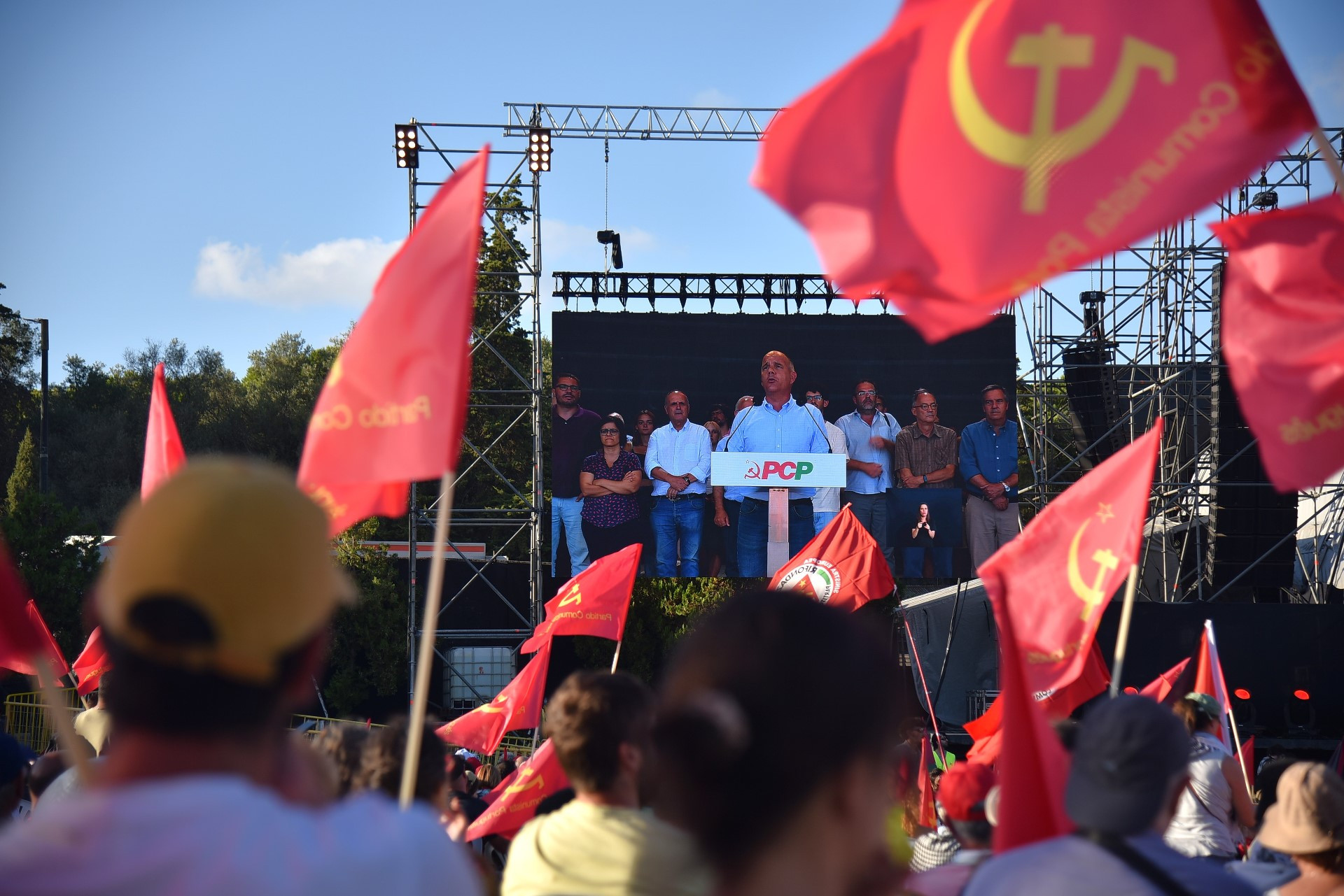 Một trong những hoạt động quan trọng và được mong đợi nhất tại Hội báo là buổi tập hợp quần chúng diễn ra vào chiều ngày cuối cùng của Hội báo. Làn sóng người tràn ngập từ các ngả đổ về nơi tập hợp quần chúng cùng khẩu hiệu, cờ, hoa cẩm chướng.