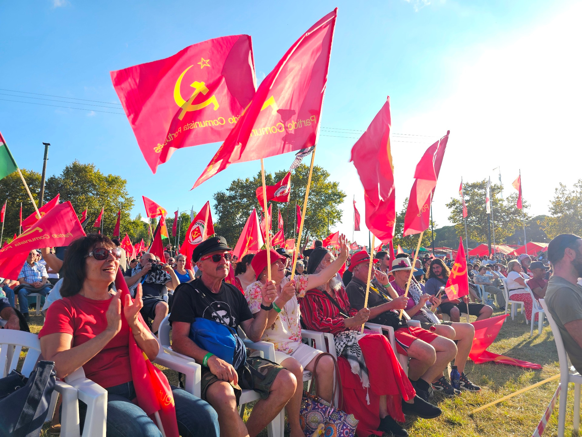 Bài phát biểu bế mạc của Tổng Bí thư Đảng Cộng sản Bồ Đào Nha Paulo Raimundo có đề cập đến các chủ đề mà lực lượng ủng hộ Đảng cộng sản Bồ Đào Nha quan tâm sâu sắc như “tiền lương và người lao động”, “trường công”, “nhà ở và giao thông”, “môi trường” và “nhập cư”. Bài phát biểu bế mạc của Tổng Bí thư Đảng Cộng sản Bồ Đào Nha Paulo Raimundo có đề cập đến các chủ đề mà lực lượng ủng hộ Đảng cộng sản Bồ Đào Nha quan tâm sâu sắc như “tiền lương và người lao động”, “trường công”, “nhà ở và giao thông”, “môi trường” và “nhập cư”.