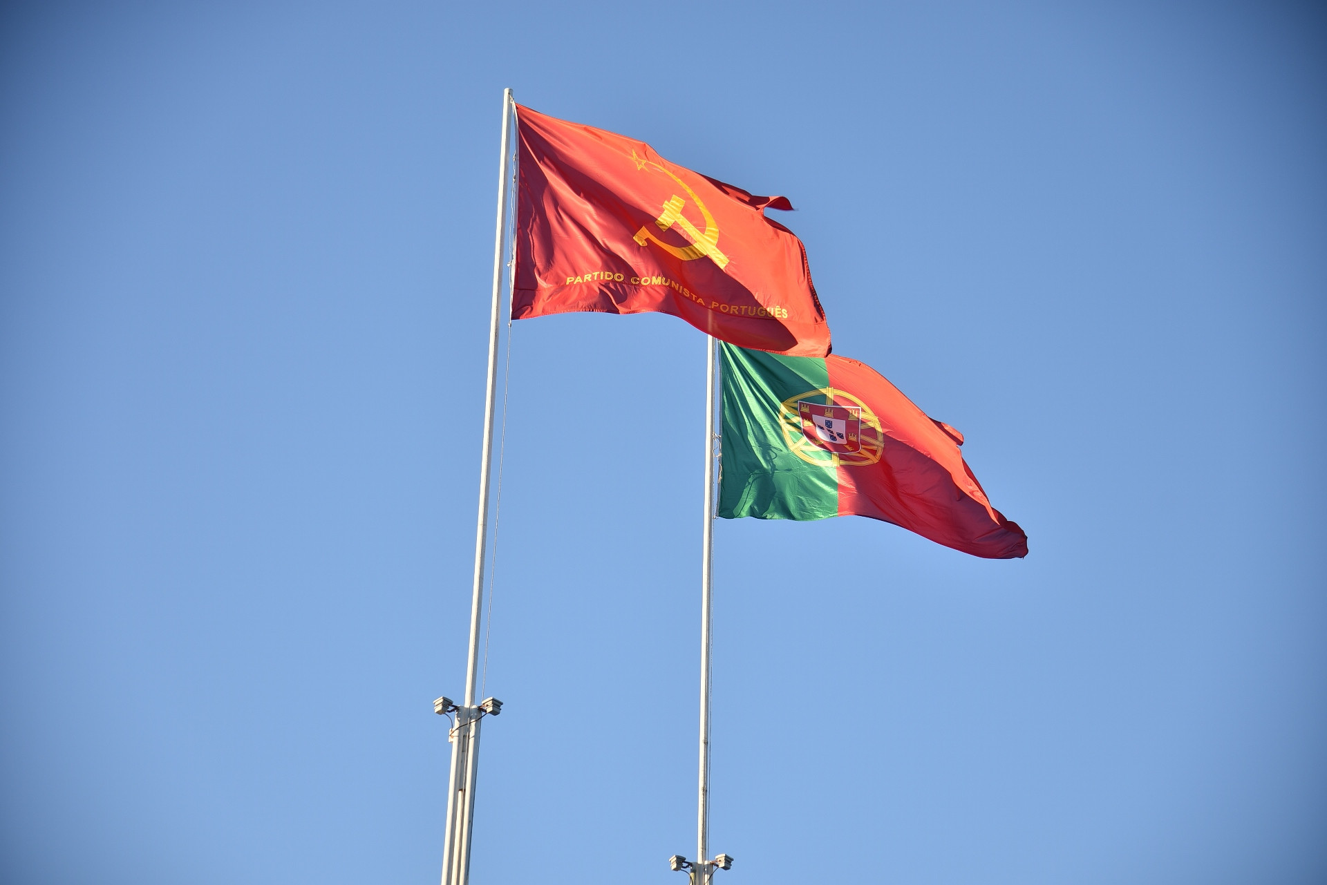 Đề cập tới chuyến thăm Việt Nam của Tổng Bí thư Đảng Cộng sản Bồ Đào Nha trong tháng 8 vừa qua, đồng chí Fernanda Mateus cho biết, những kết quả và bài học của Việt Nam trong công cuộc đổi mới, xây dựng chủ nghĩa xã hội là kinh nghiệm quý báu có giá trị tham khảo cao cho Đảng Cộng sản Bồ Đào Nha trong cuộc đấu tranh vì dân chủ, tiến bộ và chủ nghĩa xã hội tại Bồ Đào Nha. Trong thời gian tới, Đảng Cộng sản Bồ Đào Nha sẽ nỗ lực đóng góp vào việc tăng cường quan hệ hợp tác và hữu nghị giữa hai nước. Đề cập tới chuyến thăm Việt Nam của Tổng Bí thư Đảng Cộng sản Bồ Đào Nha trong tháng 8 vừa qua, đồng chí Fernanda Mateus cho biết, những kết quả và bài học của Việt Nam trong công cuộc đổi mới, xây dựng chủ nghĩa xã hội là kinh nghiệm quý báu có giá trị tham khảo cao cho Đảng Cộng sản Bồ Đào Nha trong cuộc đấu tranh vì dân chủ, tiến bộ và chủ nghĩa xã hội tại Bồ Đào Nha. Trong thời gian tới, Đảng Cộng sản Bồ Đào Nha sẽ nỗ lực đóng góp vào việc tăng cường quan hệ hợp tác và hữu nghị giữa hai nước.