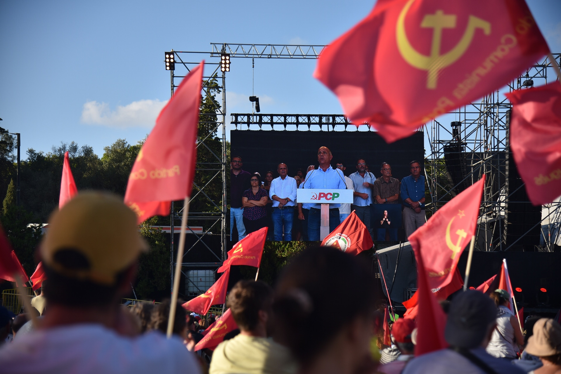 Dù có nhiều khó khăn do khủng hoảng kinh tế, lạm phát tăng cao, đông đảo người dân Bồ Đào Nha đã đến hội báo từ sớm để ủng hộ Đảng Cộng sản trong việc thúc đẩy các sáng kiến nhằm nâng cao đời sống của người lao động. Dù có nhiều khó khăn do khủng hoảng kinh tế, lạm phát tăng cao, đông đảo người dân Bồ Đào Nha đã đến hội báo từ sớm để ủng hộ Đảng Cộng sản trong việc thúc đẩy các sáng kiến nhằm nâng cao đời sống của người lao động.