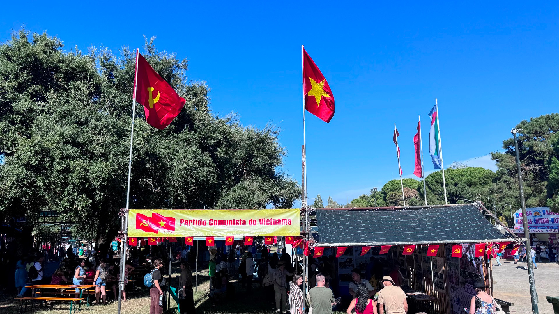 Từ ngày 6-8/9, Báo Nhân Dân tham gia các hoạt động và tổ chức Gian trưng bày về Việt Nam trong Khu Quốc tế tại Hội báo Avante lần thứ 48 của Ðảng Cộng sản Bồ Ðào Nha ở thành phố Seixal, thuộc ngoại ô thủ đô Lisbon. Từ ngày 6-8/9, Báo Nhân Dân tham gia các hoạt động và tổ chức Gian trưng bày về Việt Nam trong Khu Quốc tế tại Hội báo Avante lần thứ 48 của Ðảng Cộng sản Bồ Ðào Nha ở thành phố Seixal, thuộc ngoại ô thủ đô Lisbon.