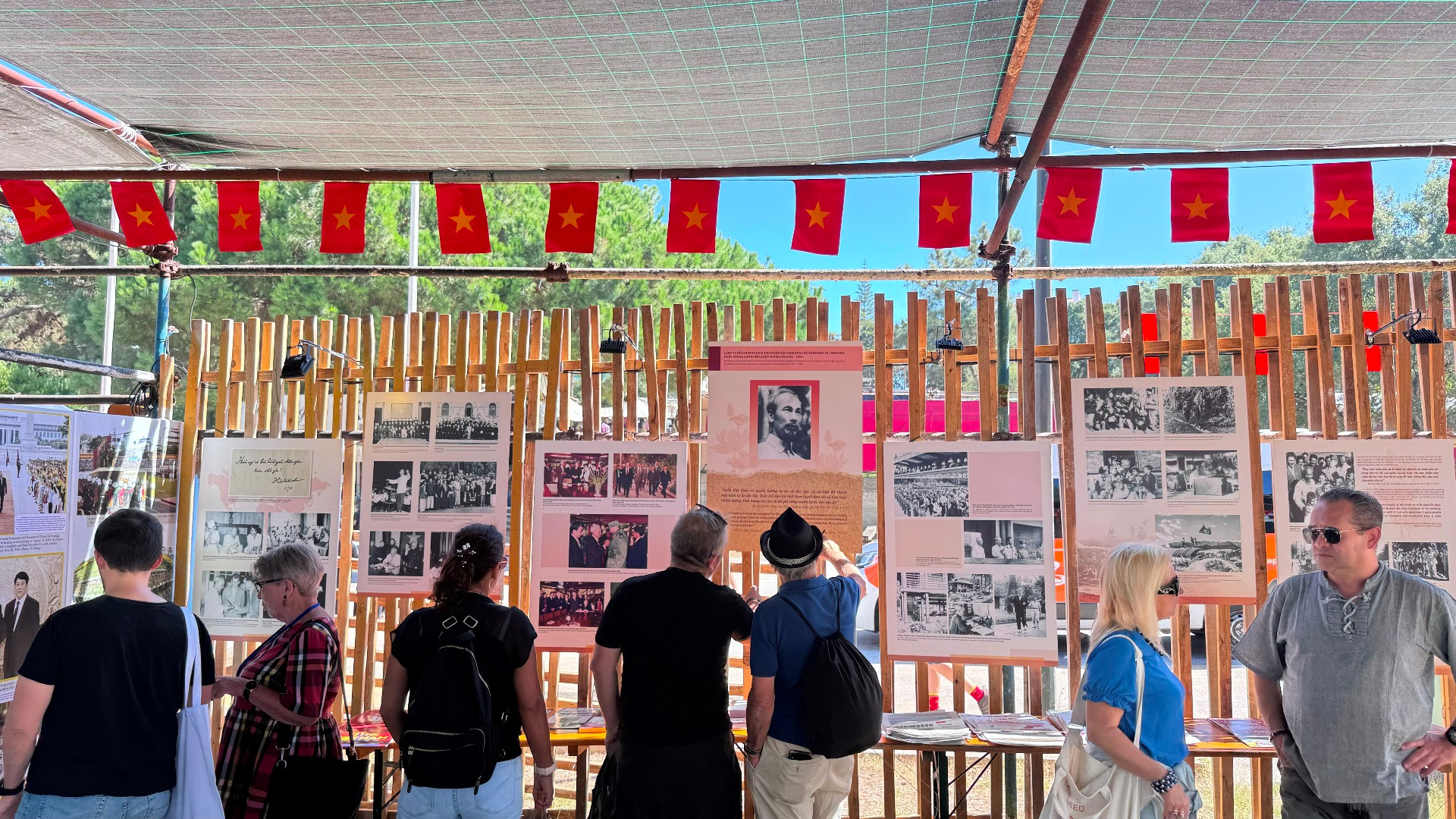 Cũng như những năm trước, gian trưng bày Việt Nam vẫn tiếp tục thu hút sự quan tâm của nhiều người dân Bồ Đào Nha cũng như bạn bè quốc tế. Cũng như những năm trước, gian trưng bày Việt Nam vẫn tiếp tục thu hút sự quan tâm của nhiều người dân Bồ Đào Nha cũng như bạn bè quốc tế.