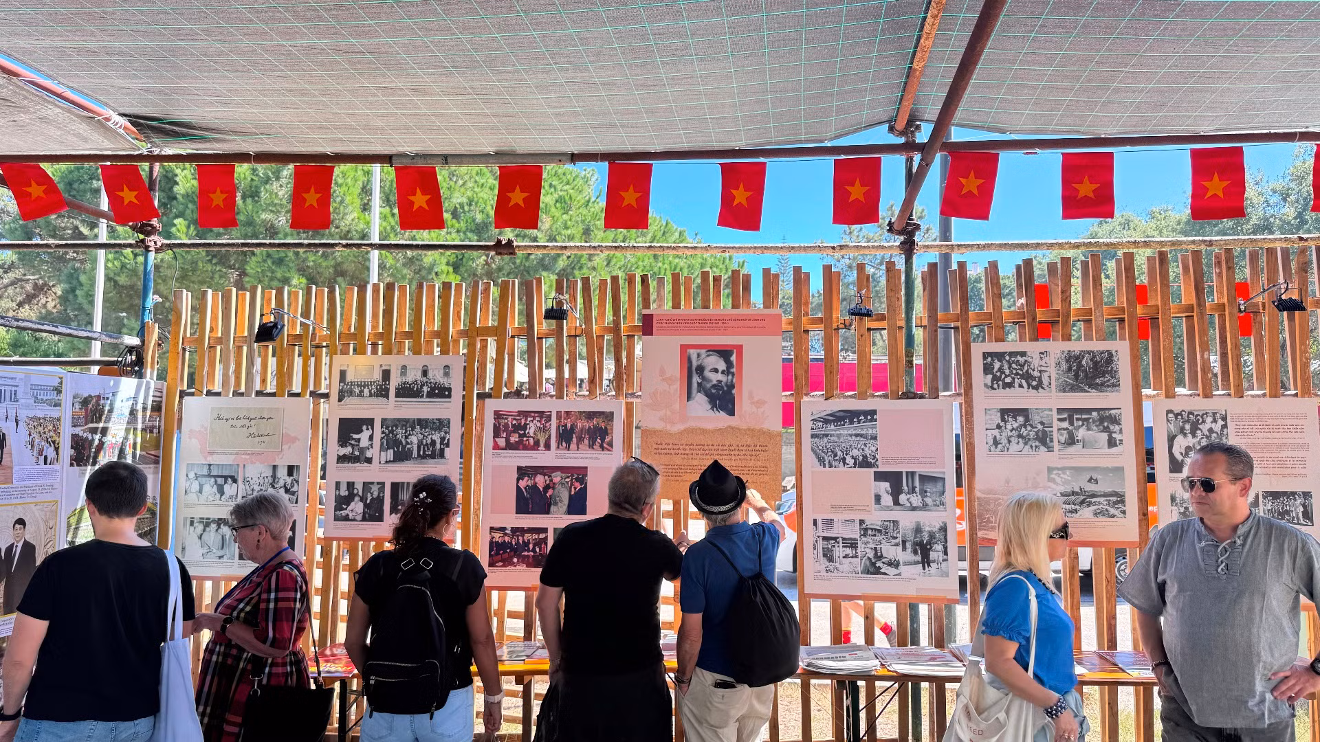 Cũng như những năm trước, gian trưng bày Việt Nam vẫn tiếp tục thu hút sự quan tâm của nhiều người dân Bồ Đào Nha cũng như bạn bè quốc tế.