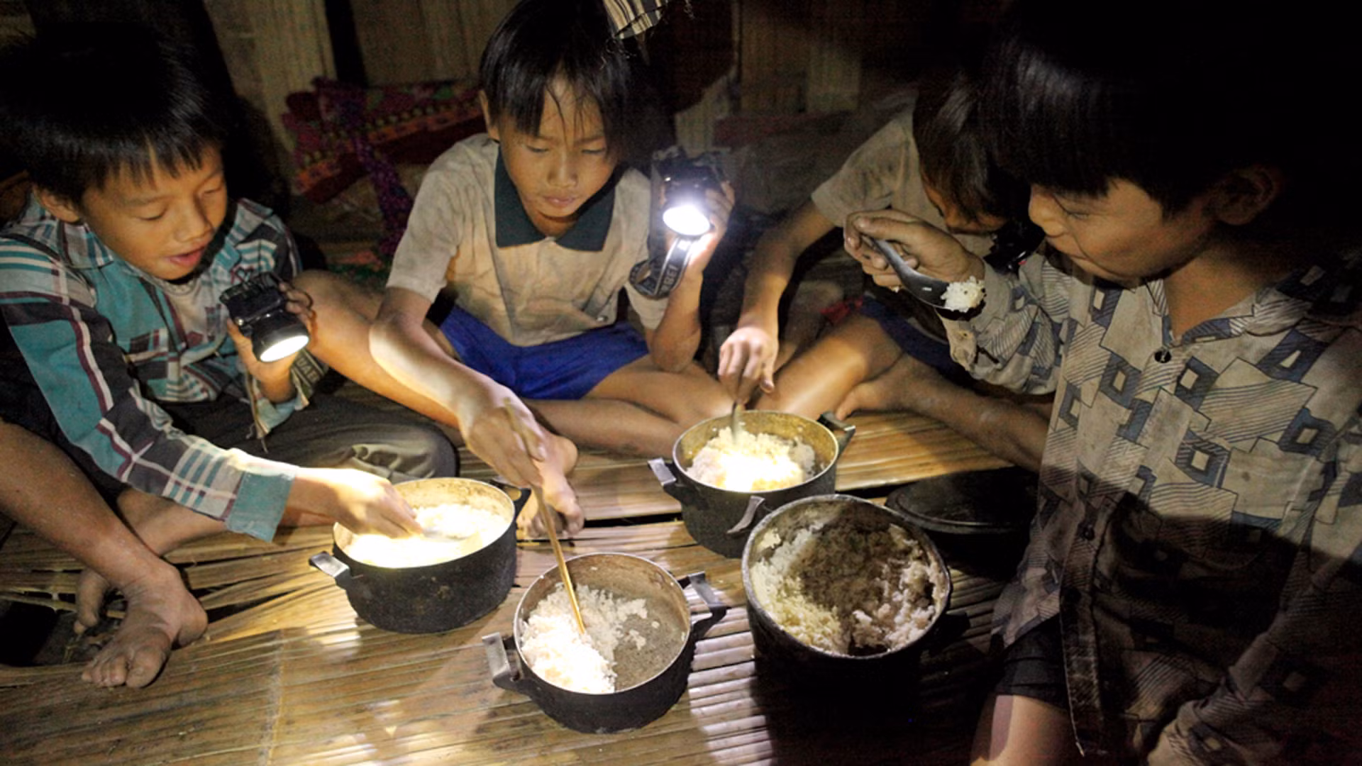 Khi đó bữa ăn trong cả tuần của các em thường chỉ có cơm không.