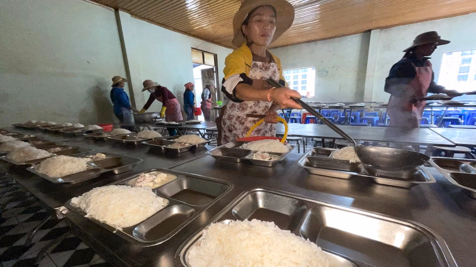 Bữa cơm bán trú của các em được phục vụ bởi đội ngũ nhân viên của nhà trường, vấn đề vệ sinh an toàn thực phẩm luôn được quan tâm, chú trọng.