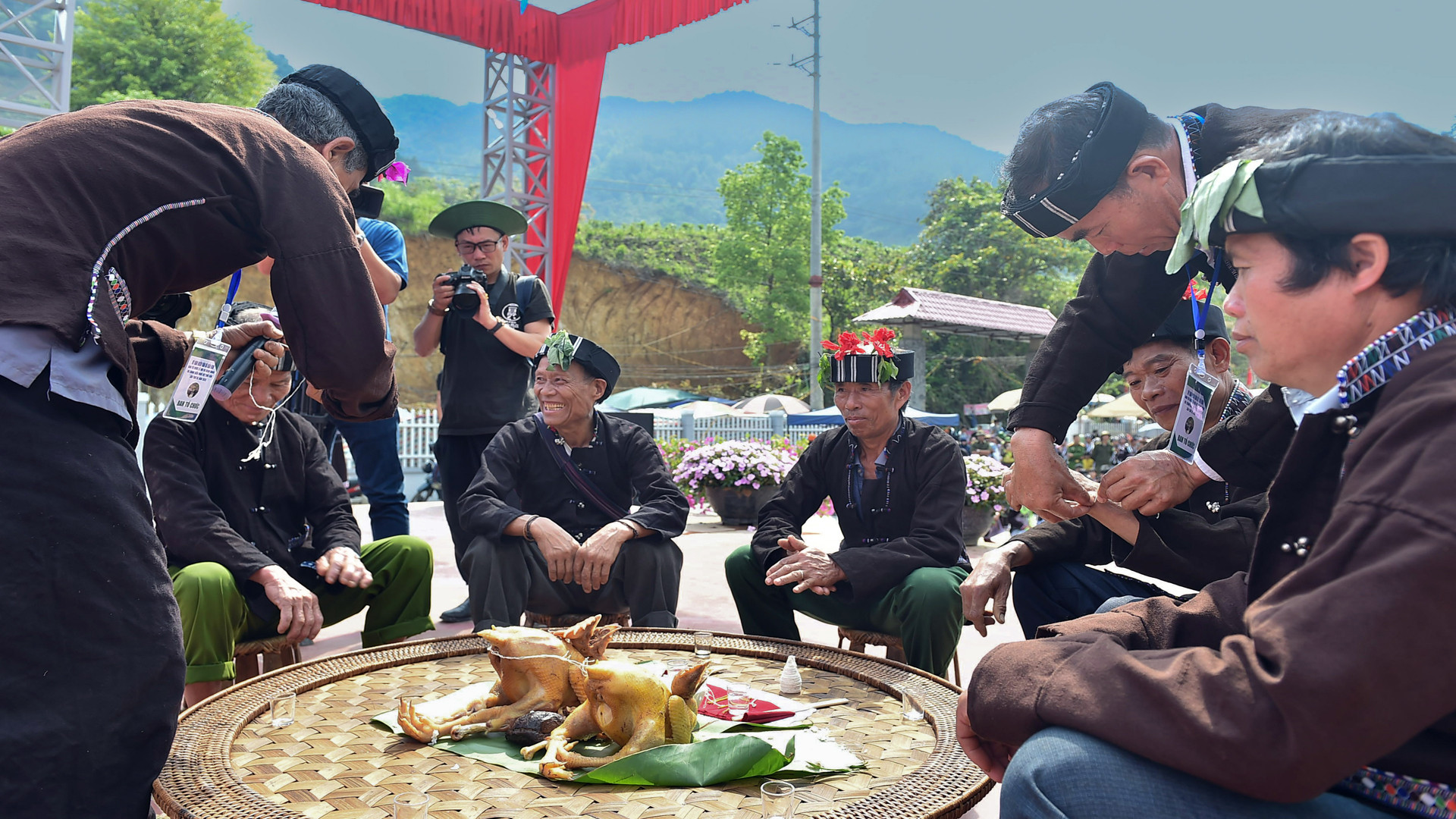 Các thầy cúng làm lễ buộc chỉ cổ tay cho các chủ trâu, điều này như một sự phúc lành, may mắn đến với mỗi gia đình có trâu tham dự. Các thầy cúng làm lễ buộc chỉ cổ tay cho các chủ trâu, điều này như một sự phúc lành, may mắn đến với mỗi gia đình có trâu tham dự.