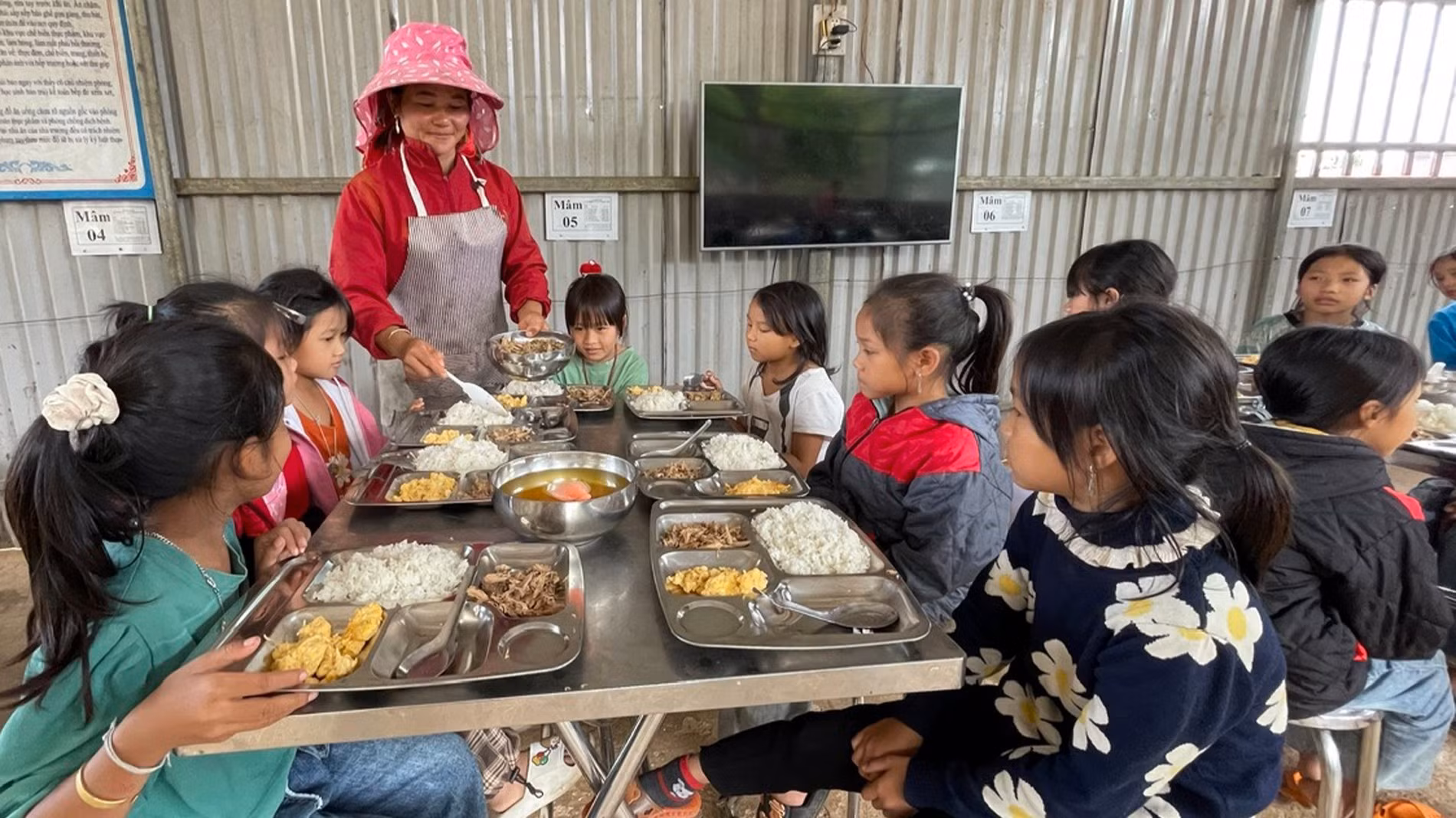 Với mức hỗ trợ hiện nay, bình quân một ngày mỗi học sinh bán trú được hưởng mức tiền ăn hơn 42 nghìn đồng và chia đều cho 3 bữa.