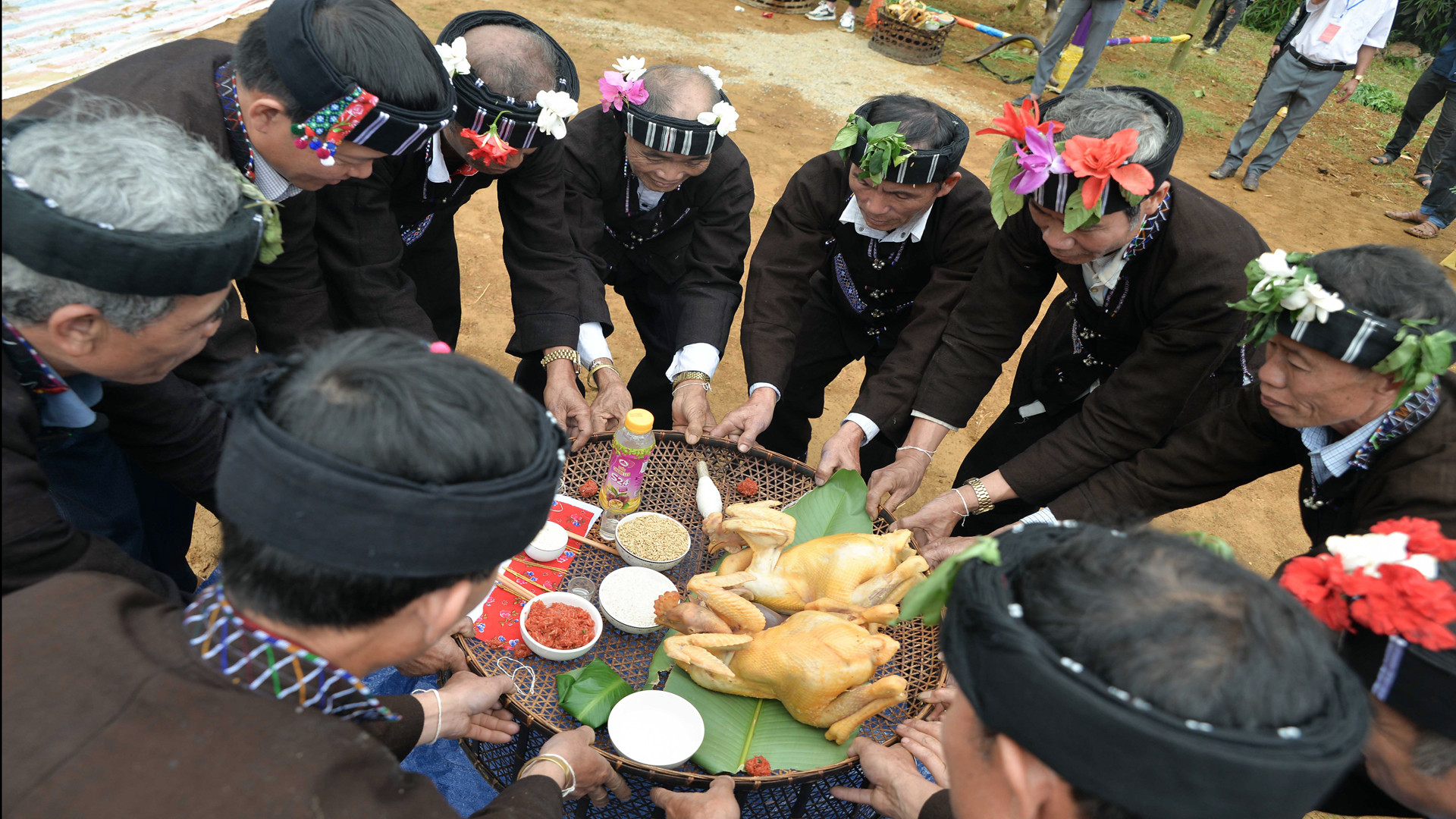 Để chuẩn bị cho nghi lễ thầy cúng và các già làng tổ chức họp thống kê số hộ gia đình có nuôi trâu, từ đó, kết luận số lượng trâu có mặt trong lễ hội. Để chuẩn bị cho nghi lễ thầy cúng và các già làng tổ chức họp thống kê số hộ gia đình có nuôi trâu, từ đó, kết luận số lượng trâu có mặt trong lễ hội.