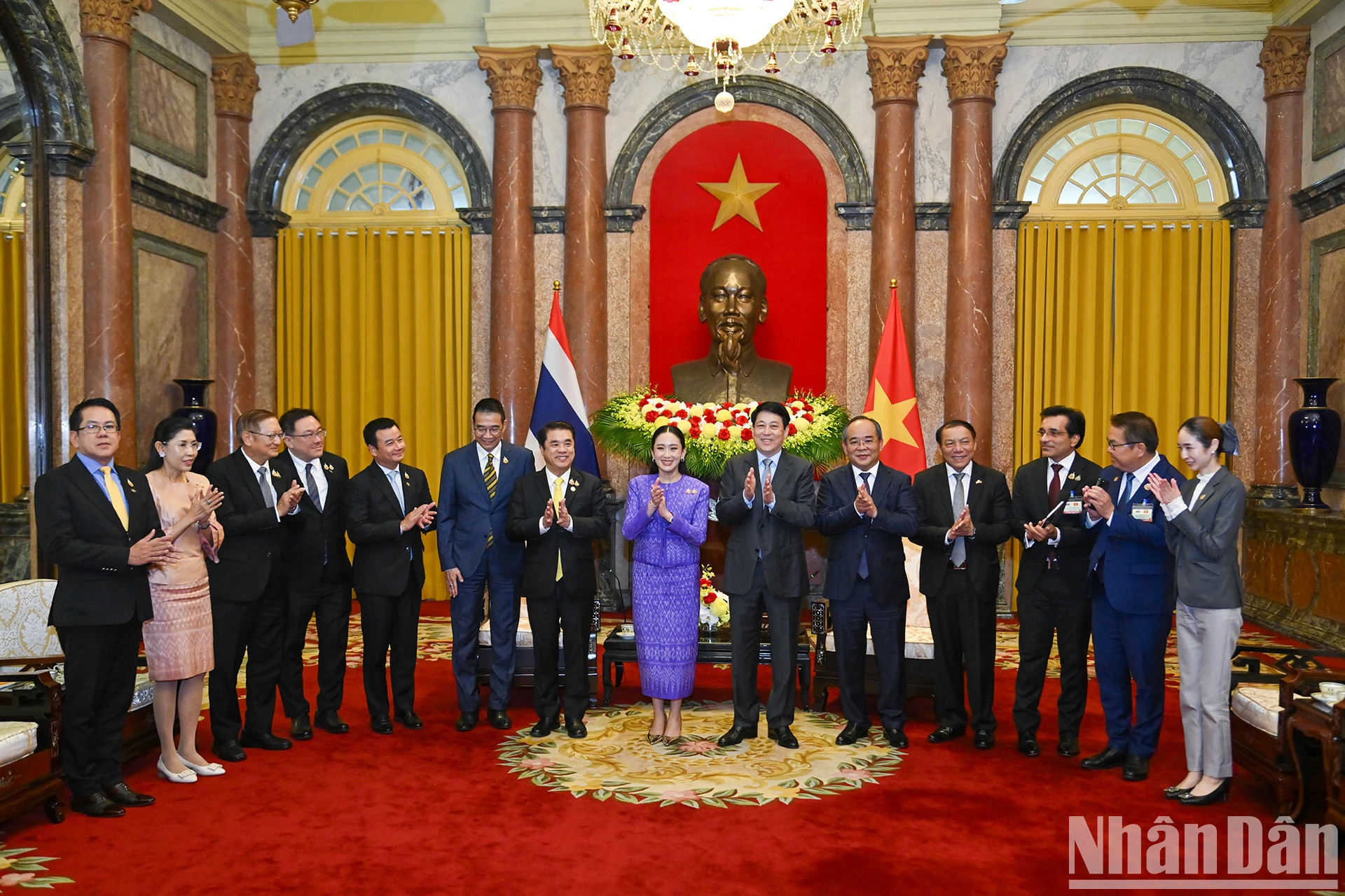 Chủ tịch nước Lương Cường và Thủ tướng Vương quốc Thái Lan Paetongtarn Shinawatra chụp ảnh lưu niệm cùng các đại biểu hai nước.