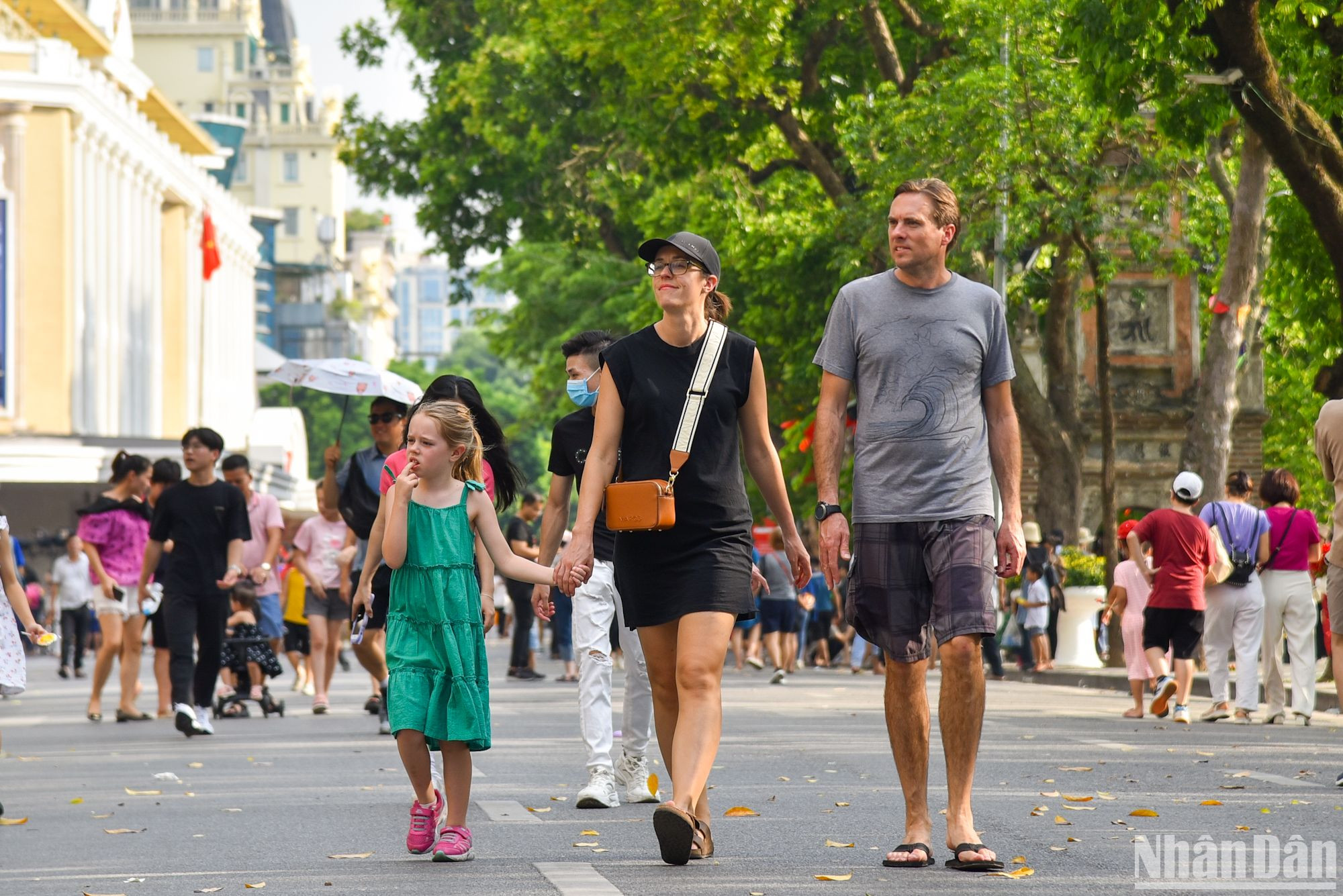 Một gia đình người nước ngoài cũng hòa mình vào bầu không khí vui tươi của ngày Quốc khánh 2/9. Một gia đình người nước ngoài cũng hòa mình vào bầu không khí vui tươi của ngày Quốc khánh 2/9.