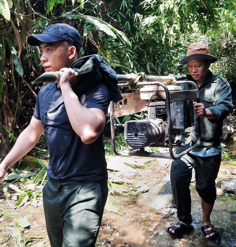 Mỗi lần dẫn thêm đường nước về, hàng chục công nhân phải vận chuyển máy móc vào rừng phục vụ thi công...